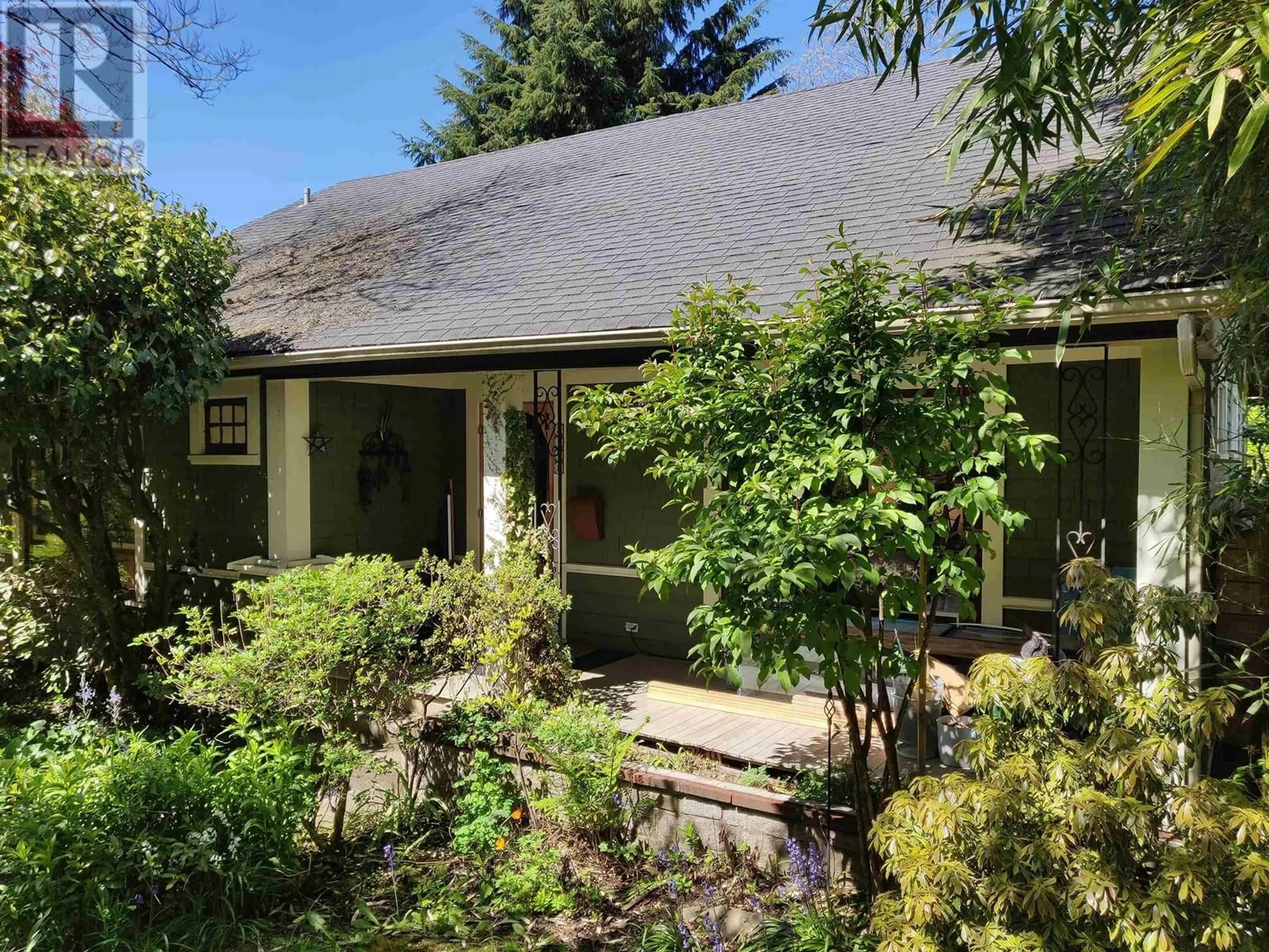 A pic from outside/outdoor area/front of a property/back of a property/a pic from drone, street for 2115 34TH AVENUE, Vancouver British Columbia V6M1G3
