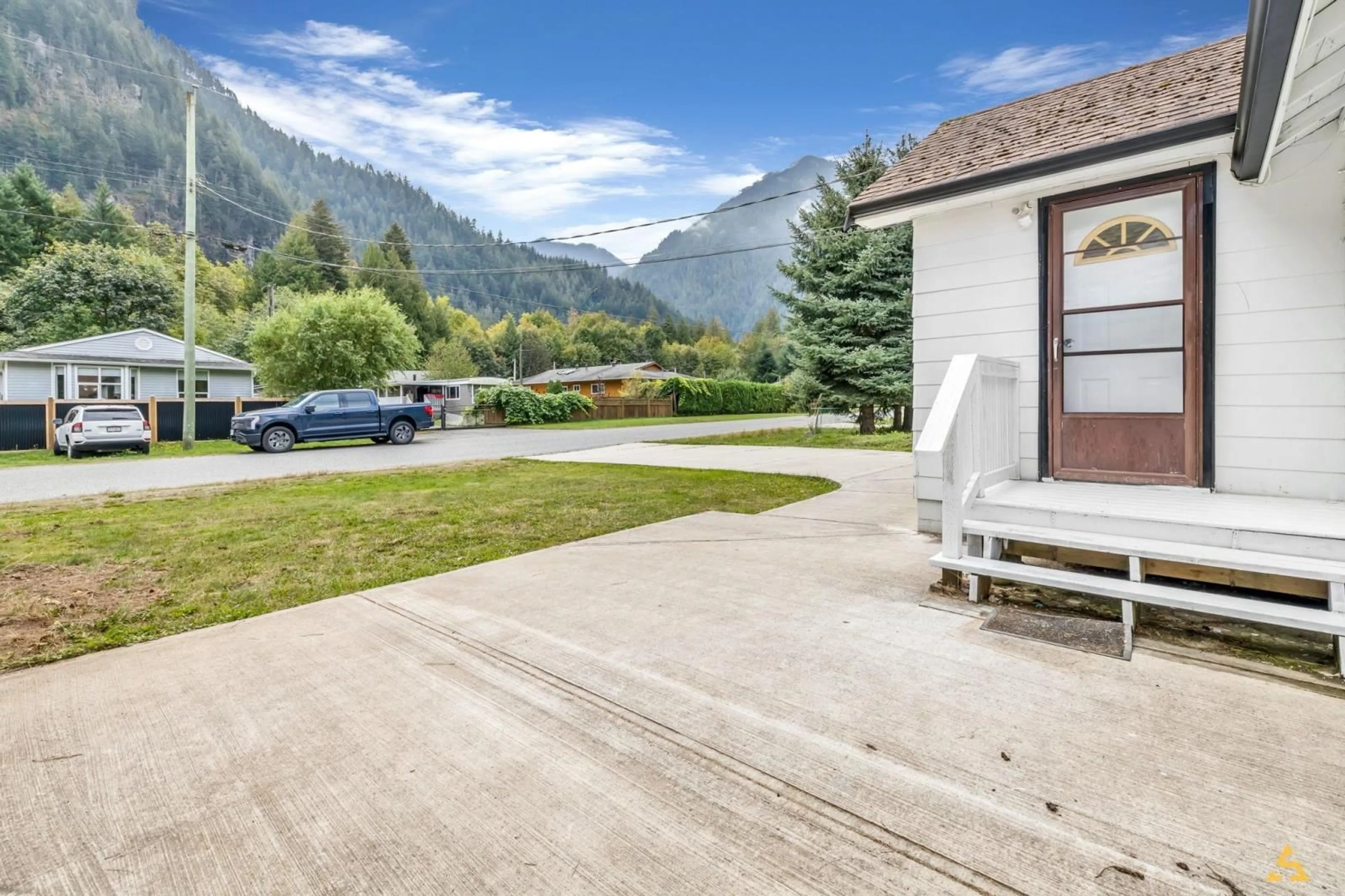 Patio, the street view for 63865 OLD YALE ROAD, Hope British Columbia V0X1L2