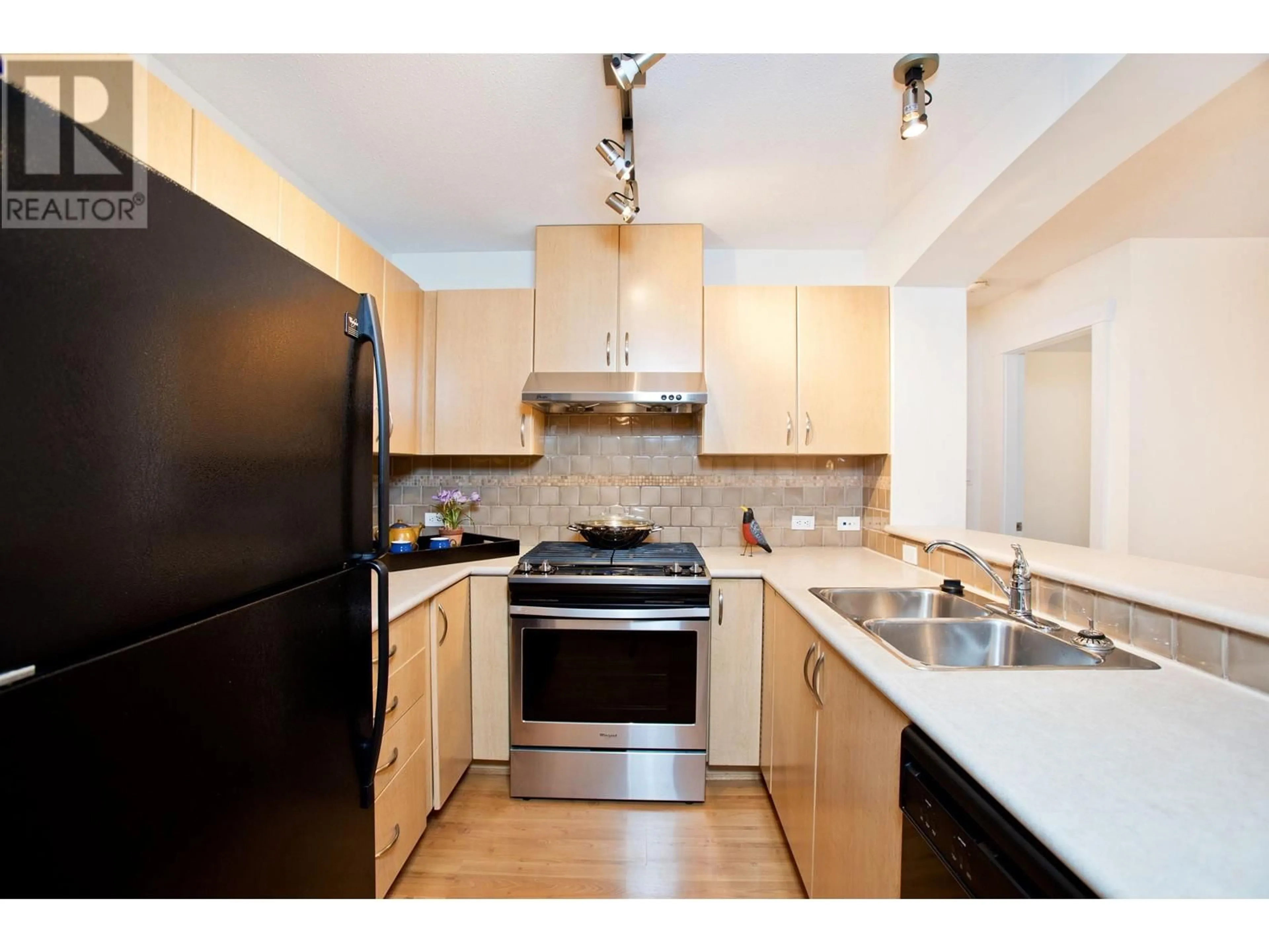 Standard kitchen, wood floors for 302 2998 SILVER SPRINGS BOULEVARD, Coquitlam British Columbia V3E3R7