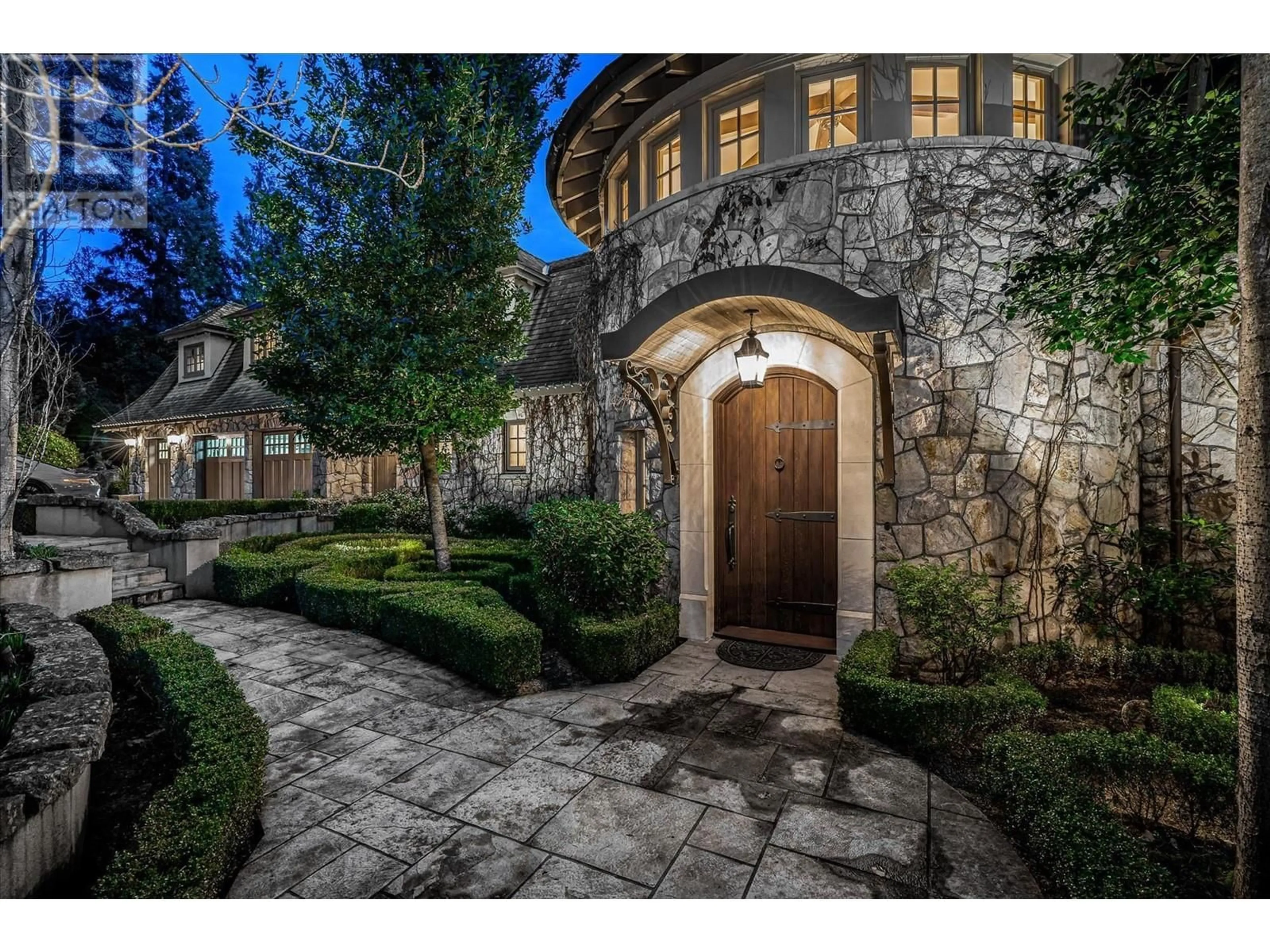 Indoor entryway for 4672 CLOVELLY WALK, West Vancouver British Columbia V7W1H5
