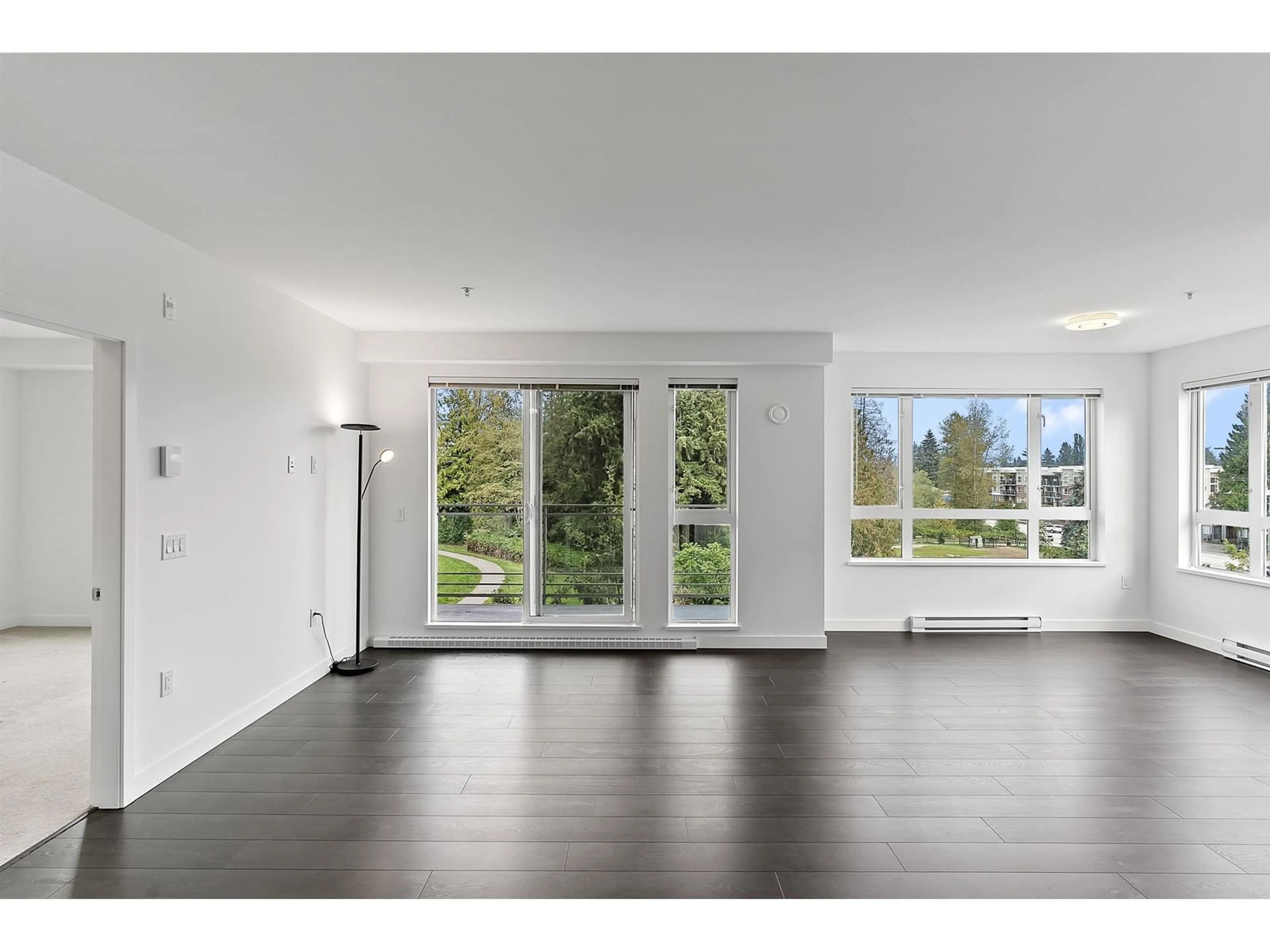 Indoor foyer, wood floors for 413 13963 105 BOULEVARD, Surrey British Columbia V3T0M9