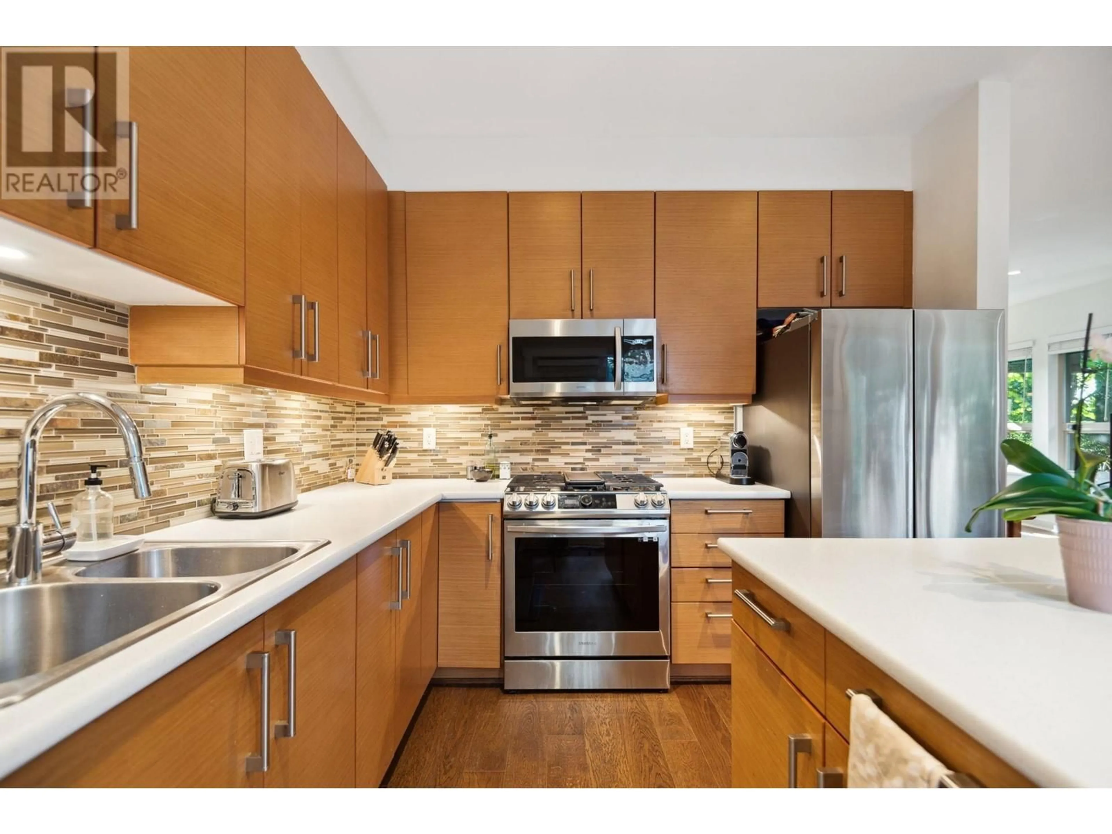 Standard kitchen, wood floors, cottage for 2994 CHESTERFIELD AVENUE, North Vancouver British Columbia V7N3M6