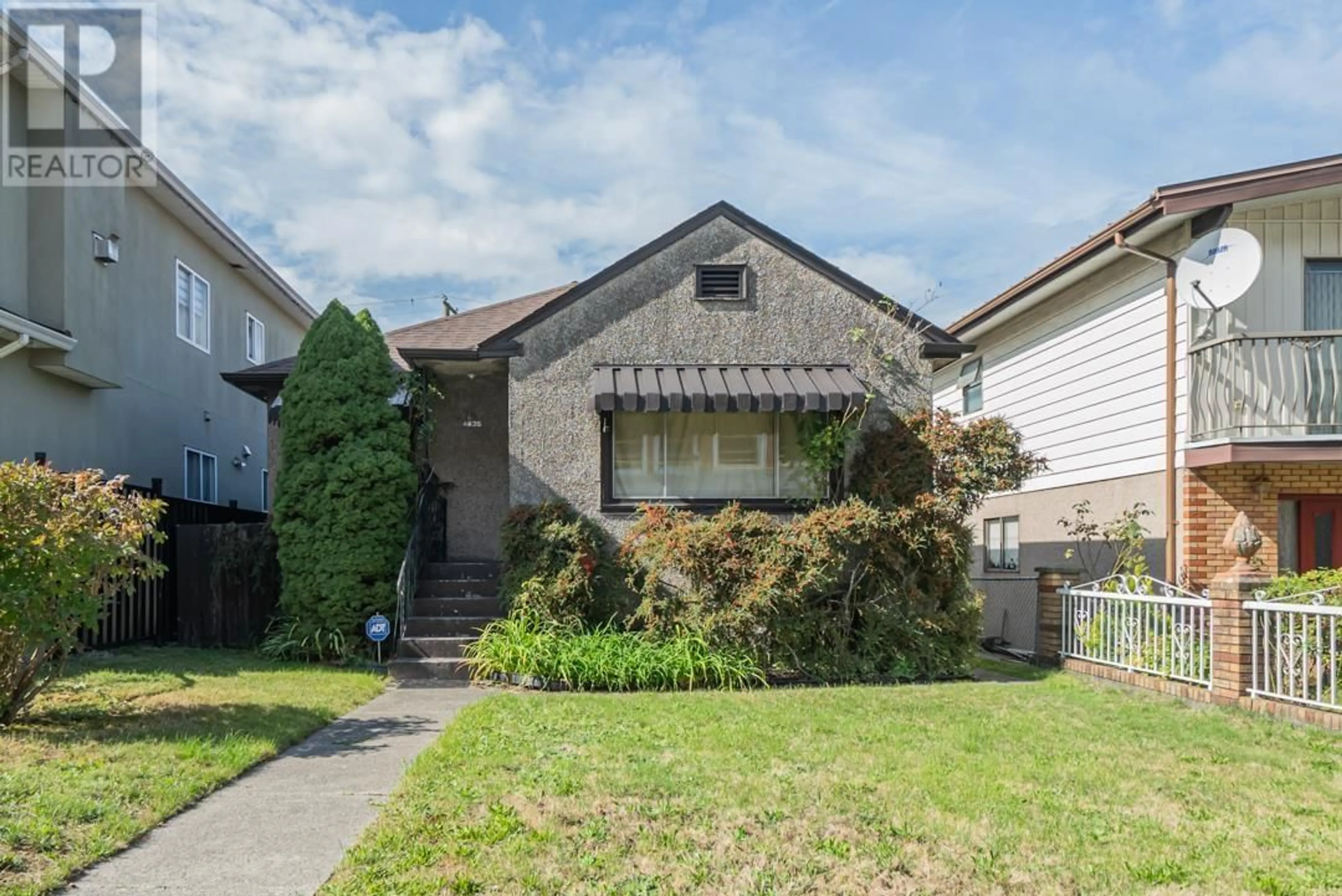 Frontside or backside of a home, the street view for 4435 FRASER STREET, Vancouver British Columbia V5V4G6