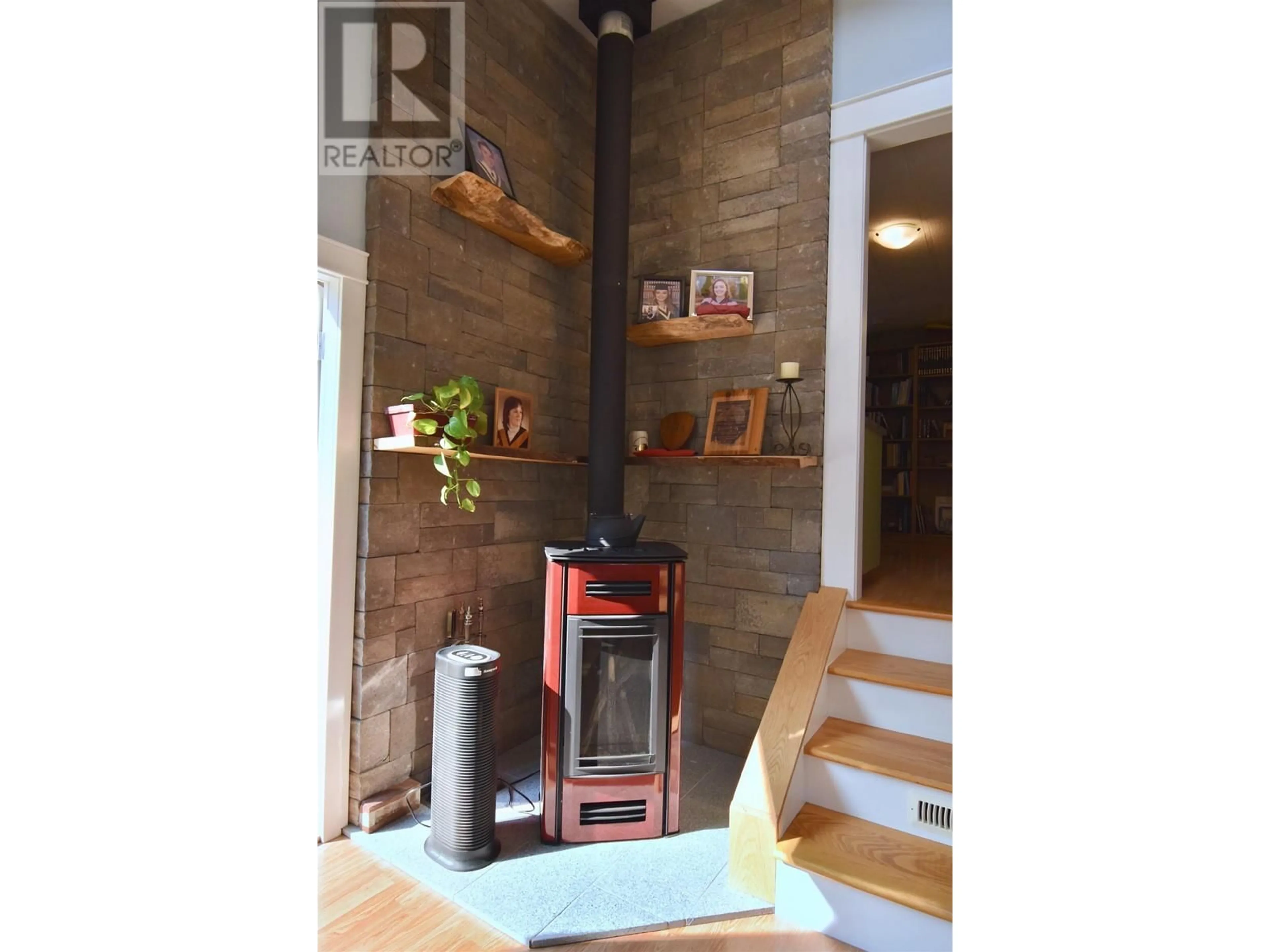 Indoor entryway, wood floors for 1327 KEARTON ROAD, Gibsons British Columbia V0N1V4