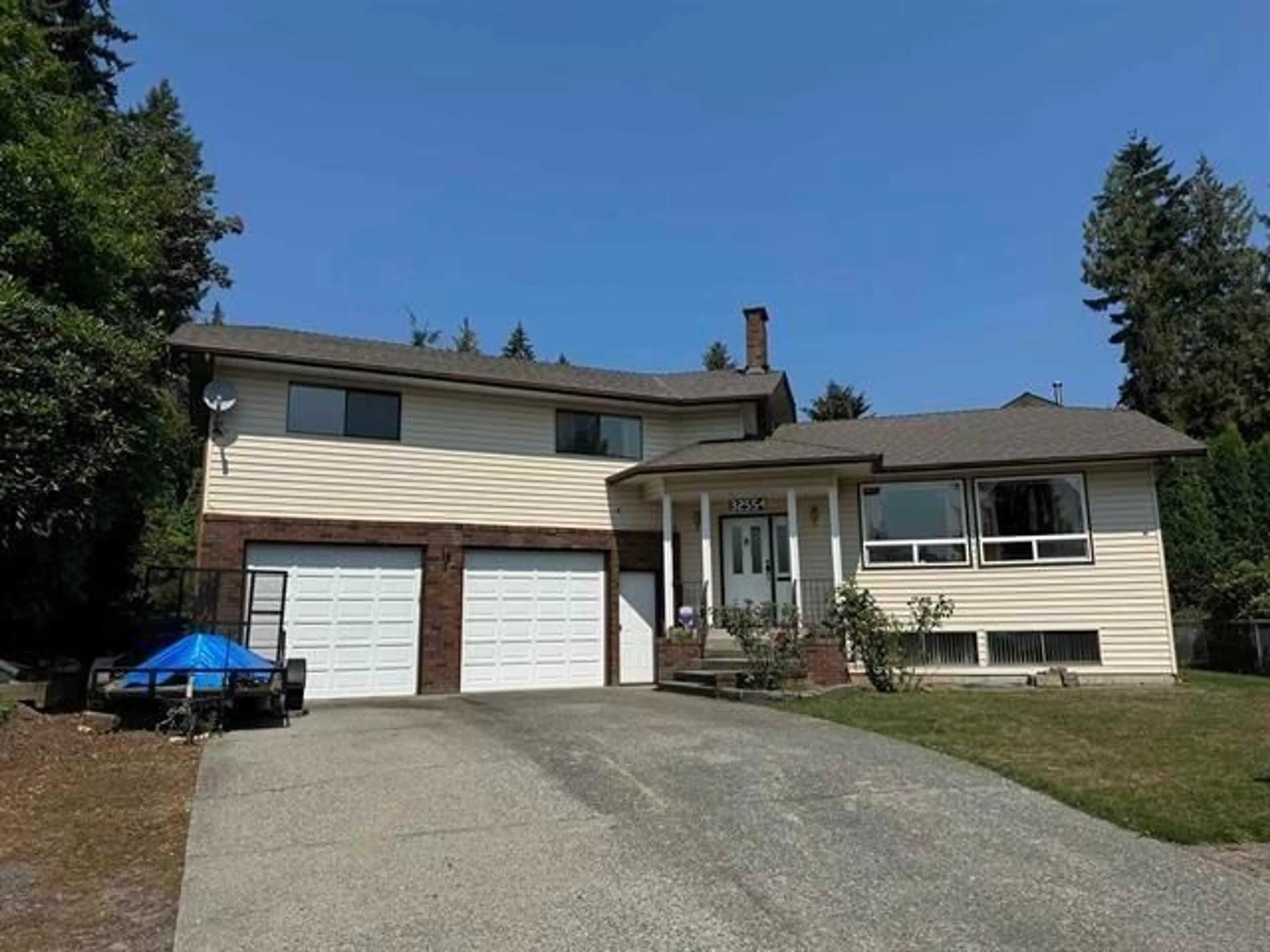 Frontside or backside of a home, the street view for 32554 MURRAY AVENUE, Abbotsford British Columbia V2T4T5