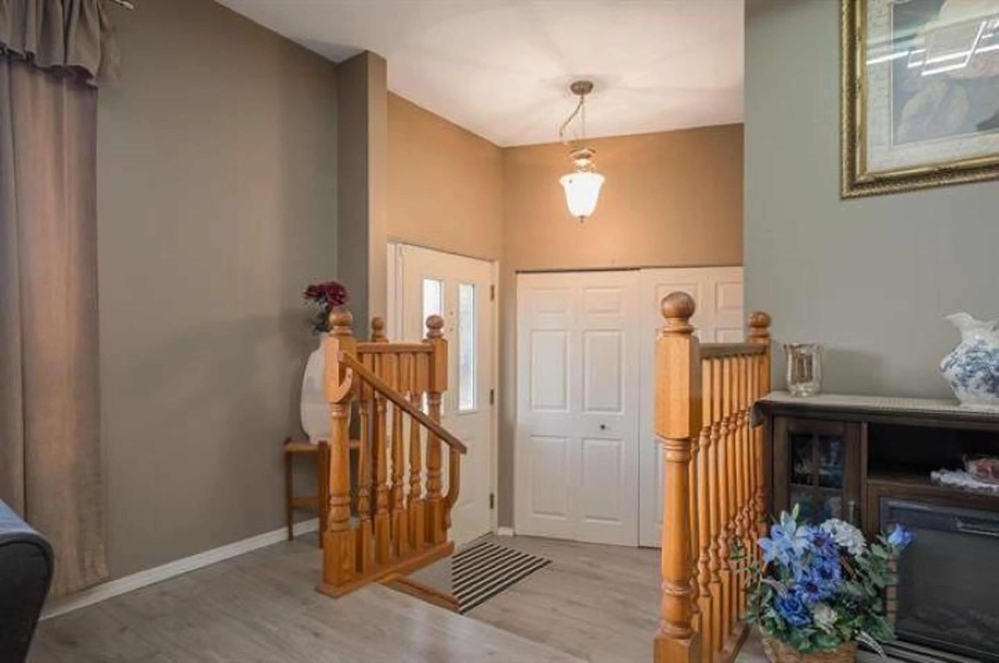 Indoor entryway, wood floors for 32554 MURRAY AVENUE, Abbotsford British Columbia V2T4T5