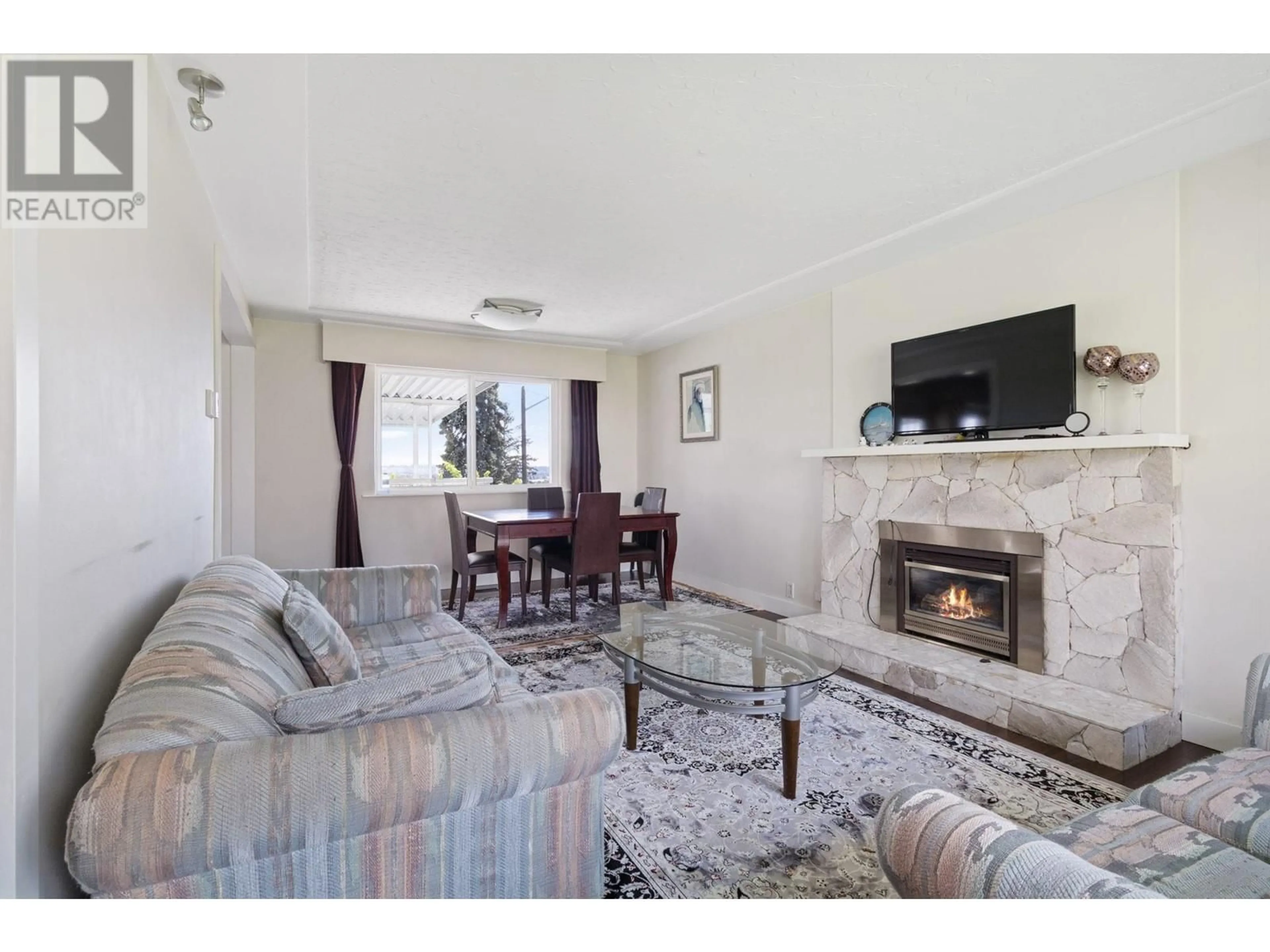 Living room, carpet floors for 946 QUADLING AVENUE, Coquitlam British Columbia V3K2A7