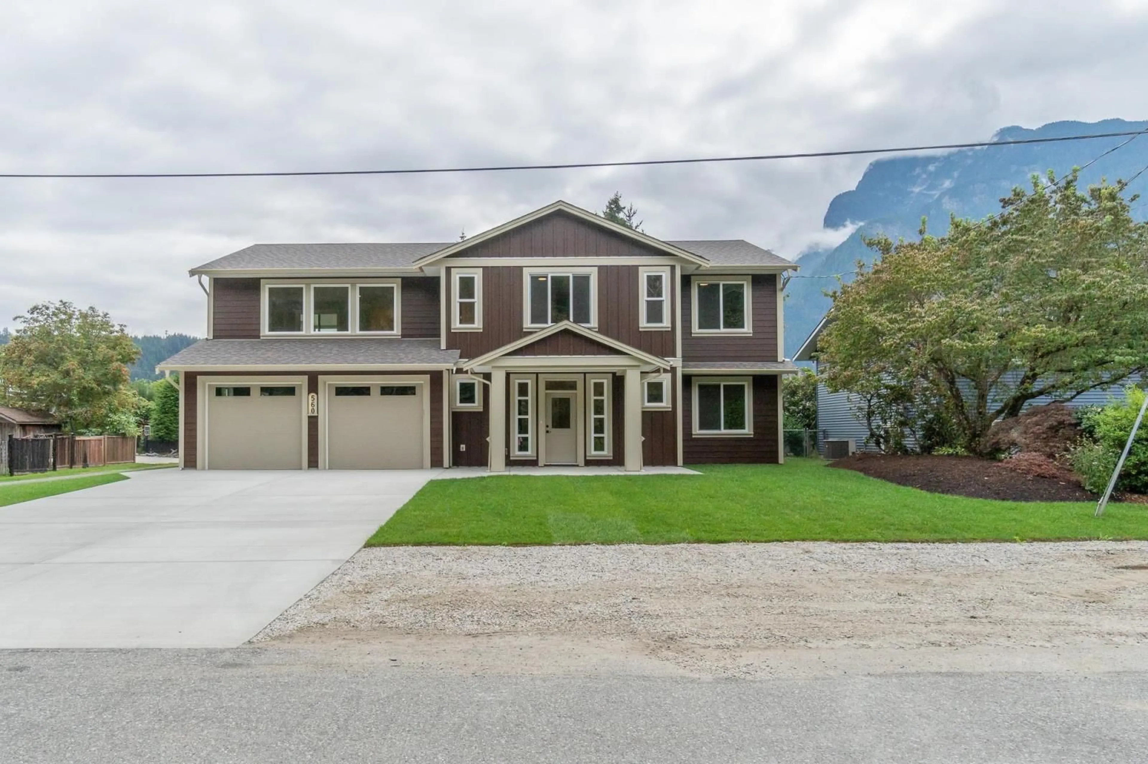 Frontside or backside of a home, the street view for 560 WILLOW STREET, Hope British Columbia V0X1L0