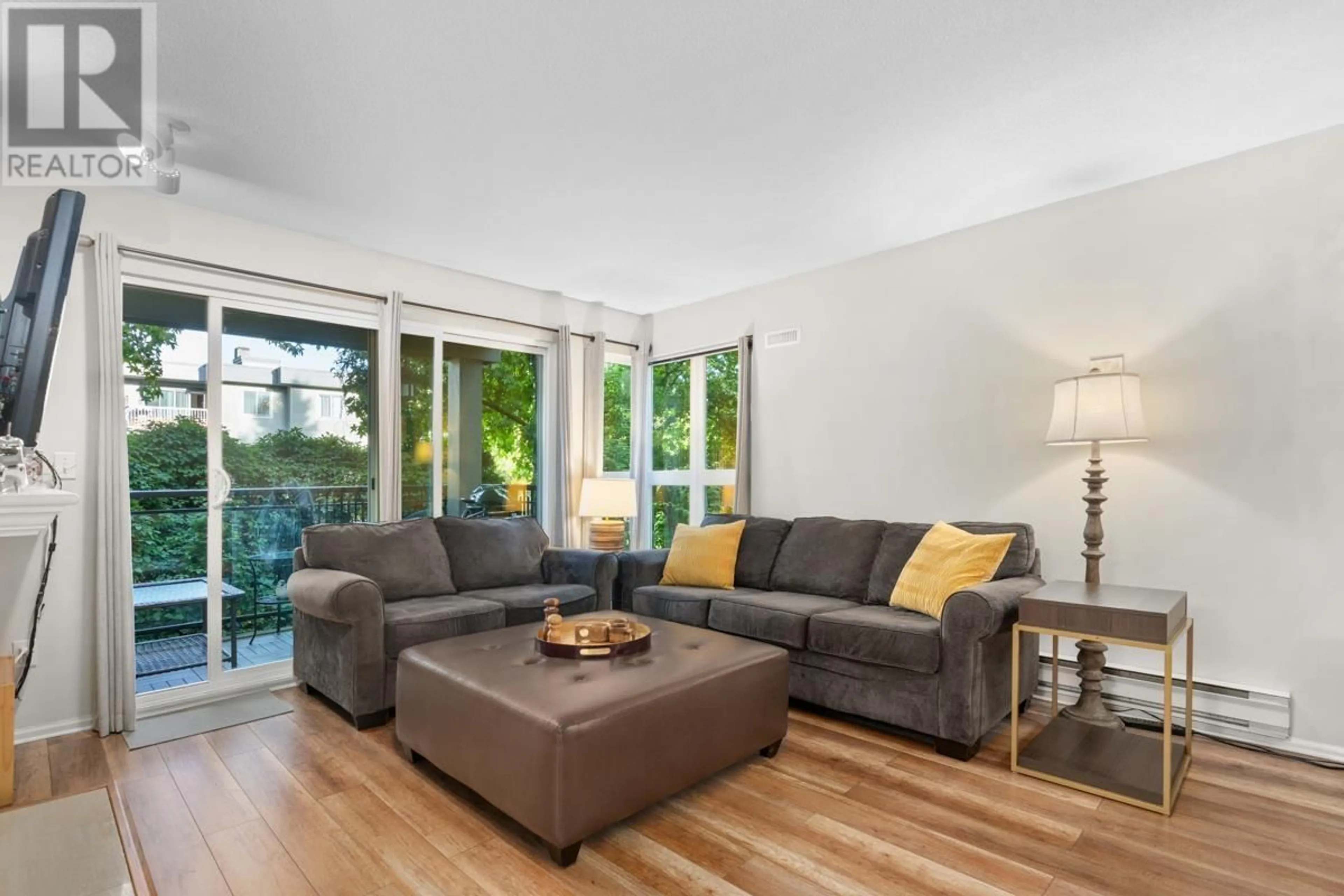 Living room, wood floors for 303 106 W KINGS ROAD, North Vancouver British Columbia V7N2L8