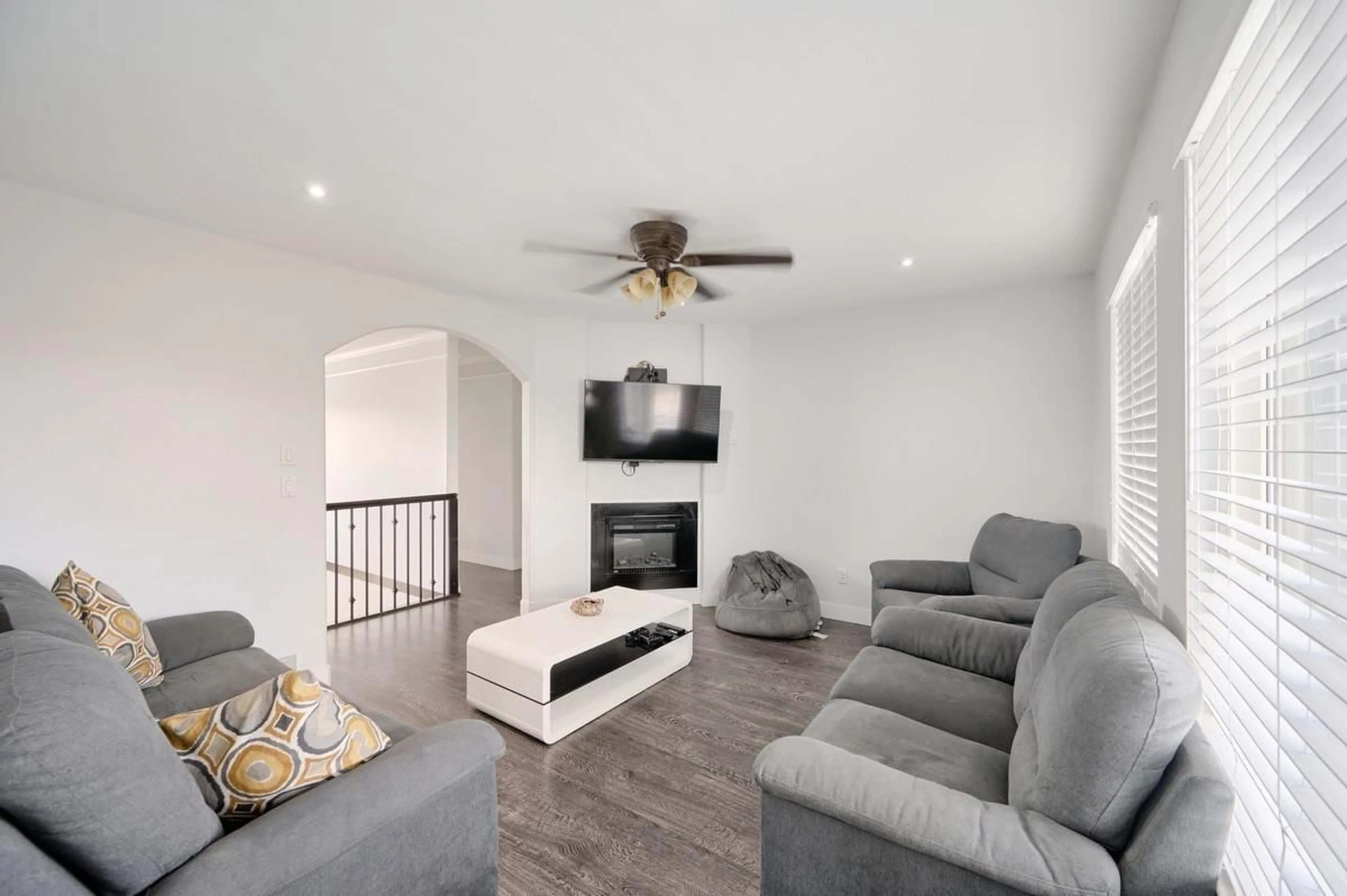 Living room, wood floors for 3572 VIEWMOUNT PLACE, Abbotsford British Columbia V2T6S1