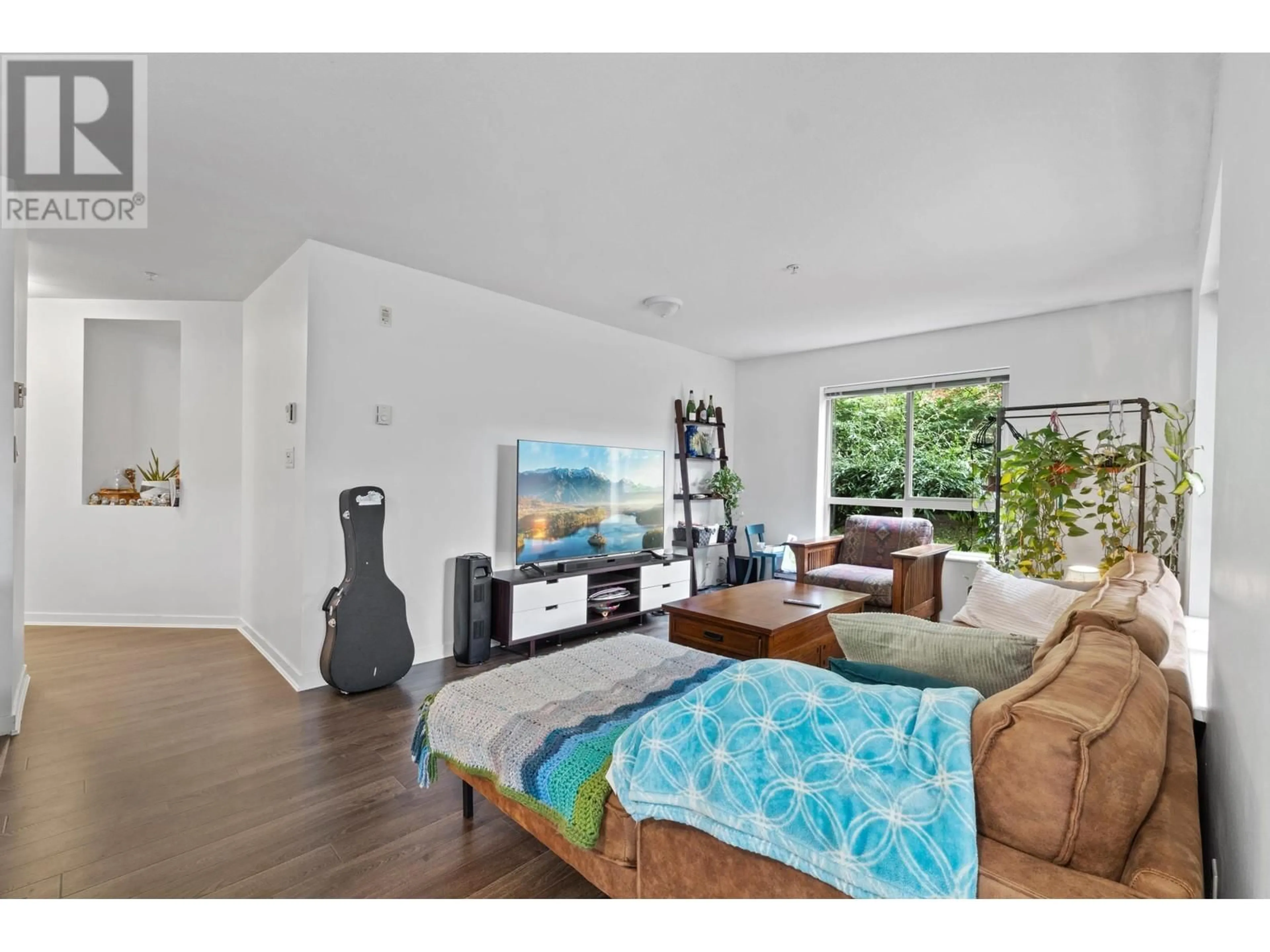 Living room, wood floors for 101 11665 HANEY BYPASS, Maple Ridge British Columbia V2X8W9