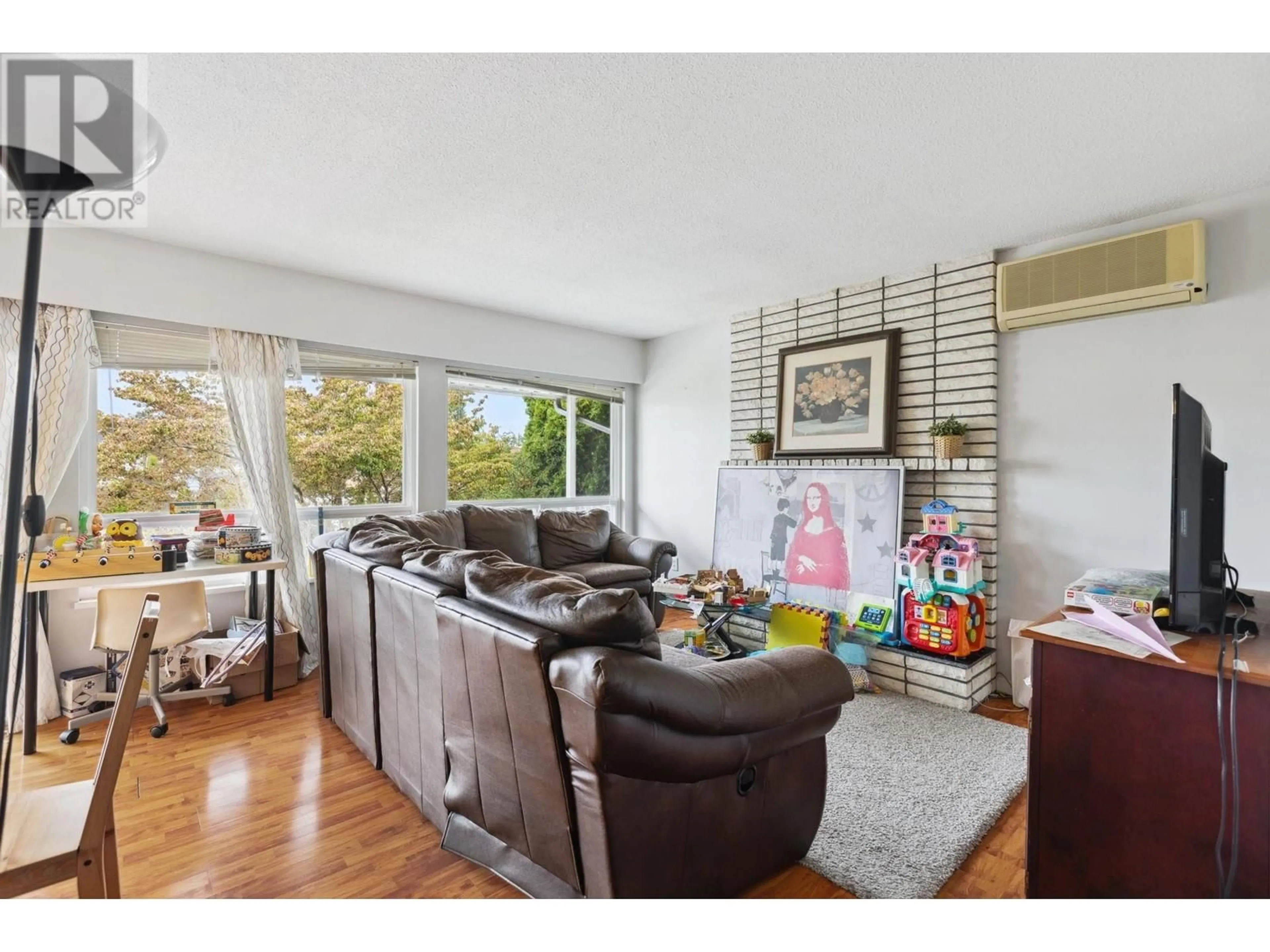 Living room, wood floors for 9260 ARVIDA DRIVE, Richmond British Columbia V7A3P4