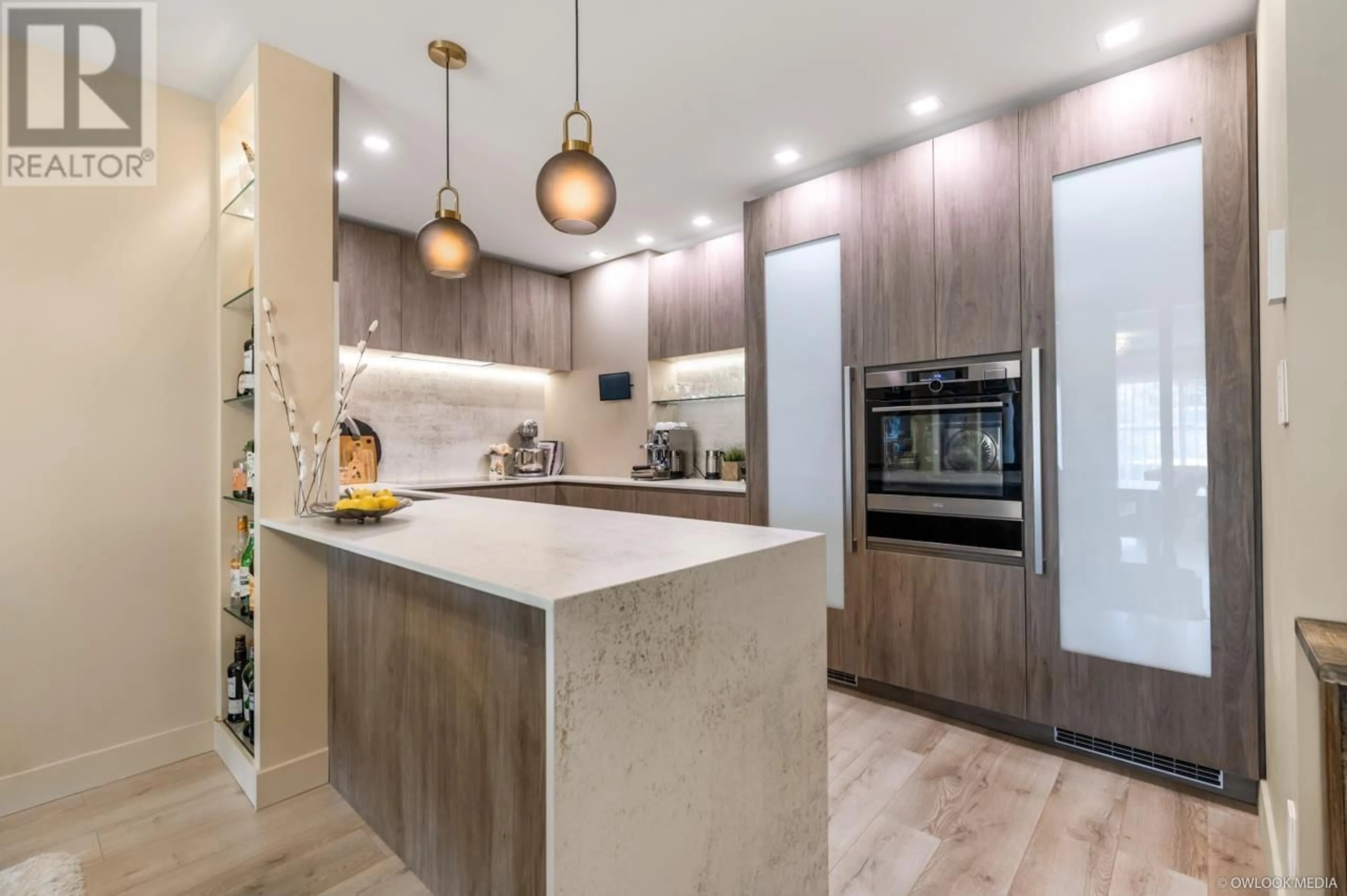 Contemporary kitchen for 204 5635 PATTERSON AVENUE, Burnaby British Columbia V5H2M6