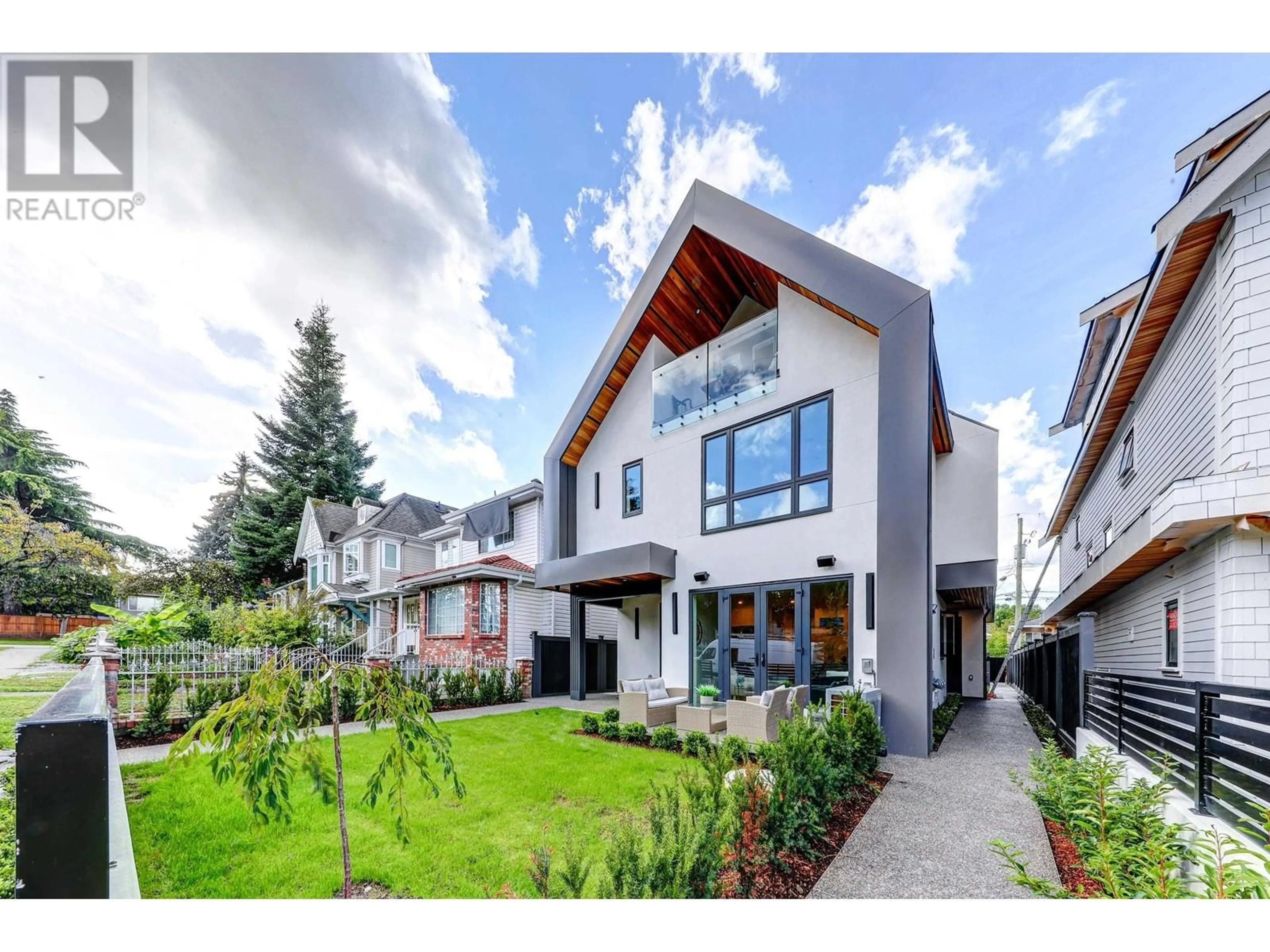 Frontside or backside of a home, cottage for 2 4769 COMMERCIAL STREET, Vancouver British Columbia V5N4G8