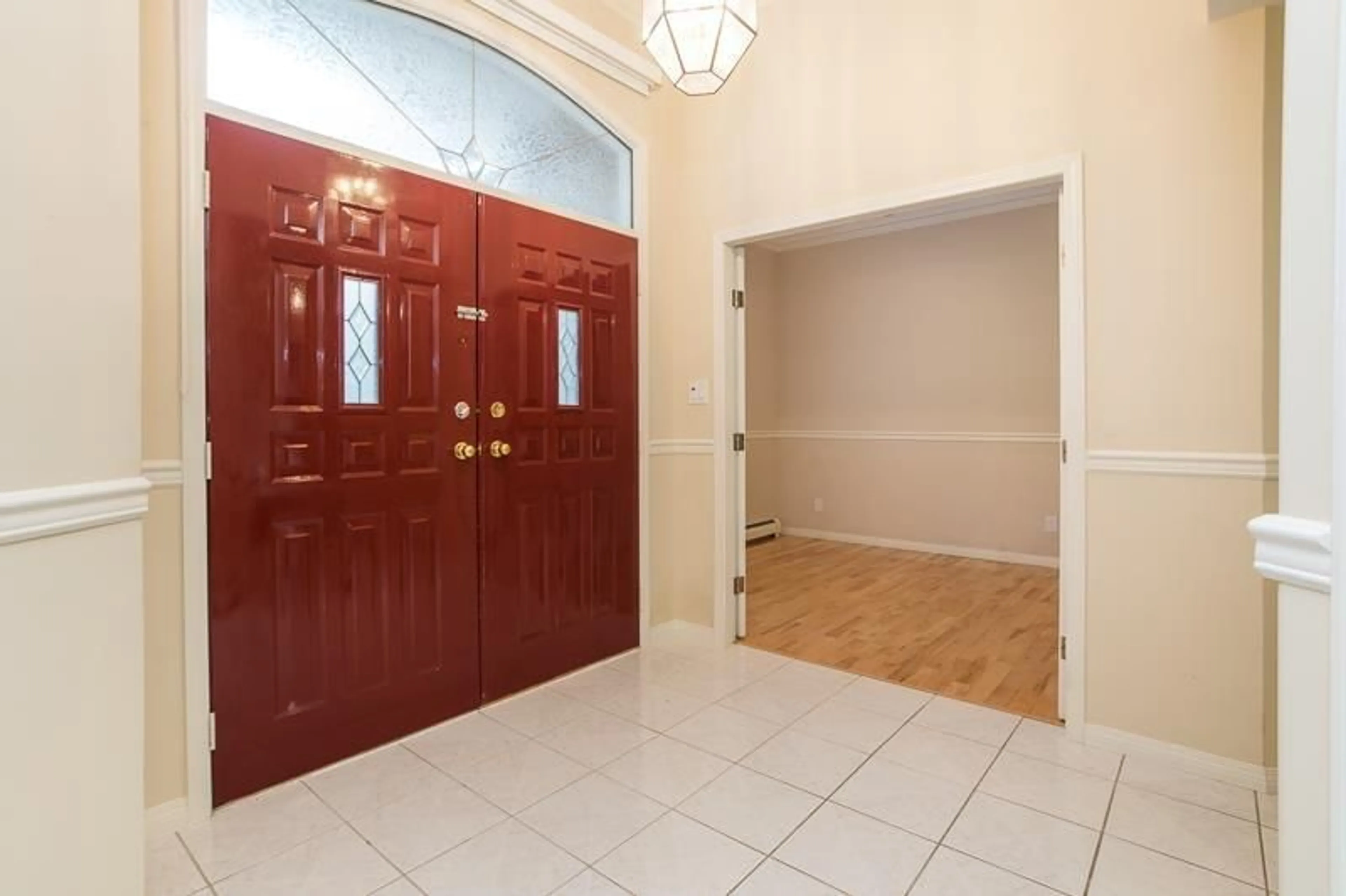 Indoor foyer, wood floors for 1964 134 STREET, Surrey British Columbia V4A9C9