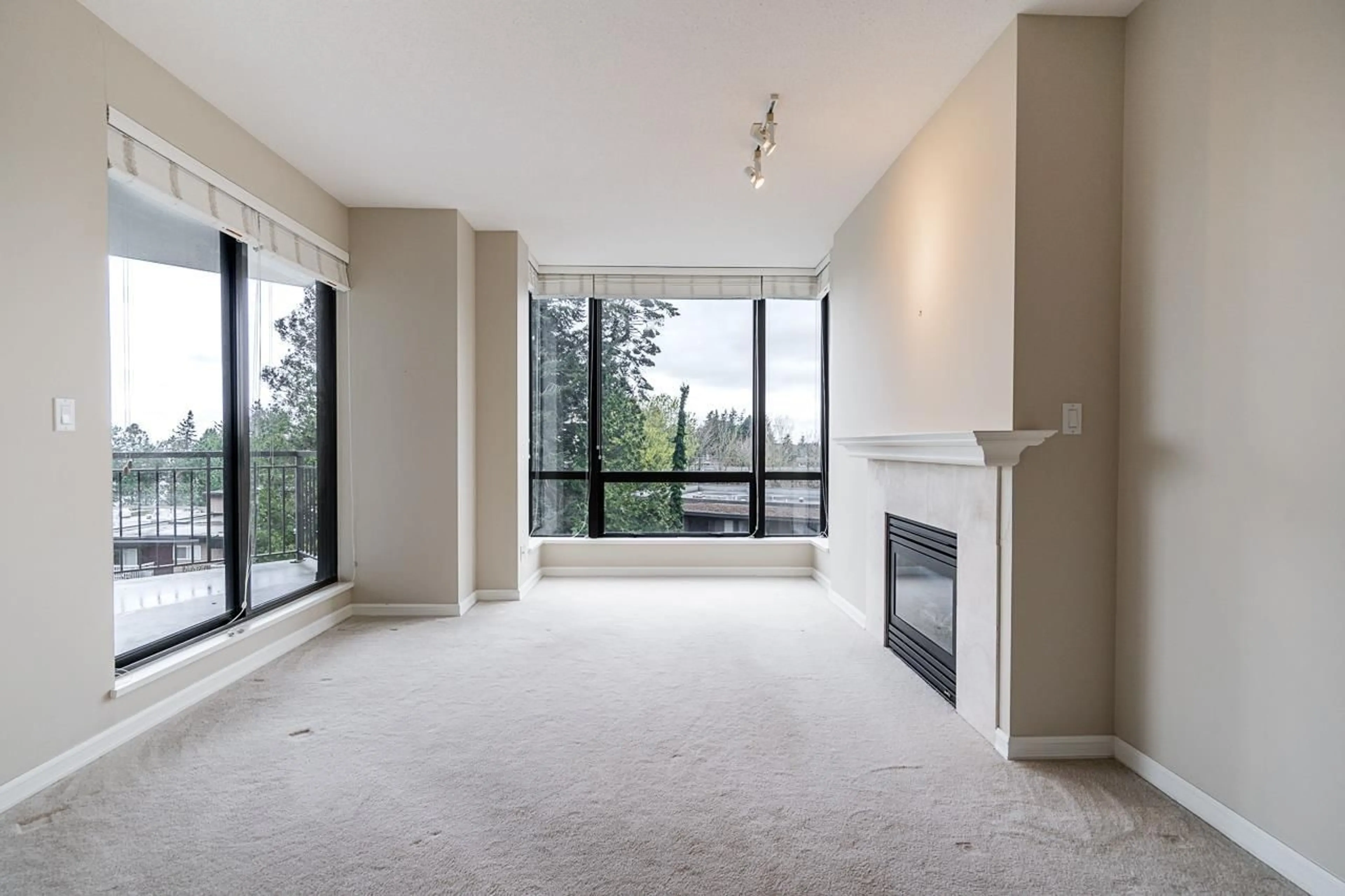 Living room, cement floor for 502 1550 MARTIN STREET, White Rock British Columbia V4B5M3