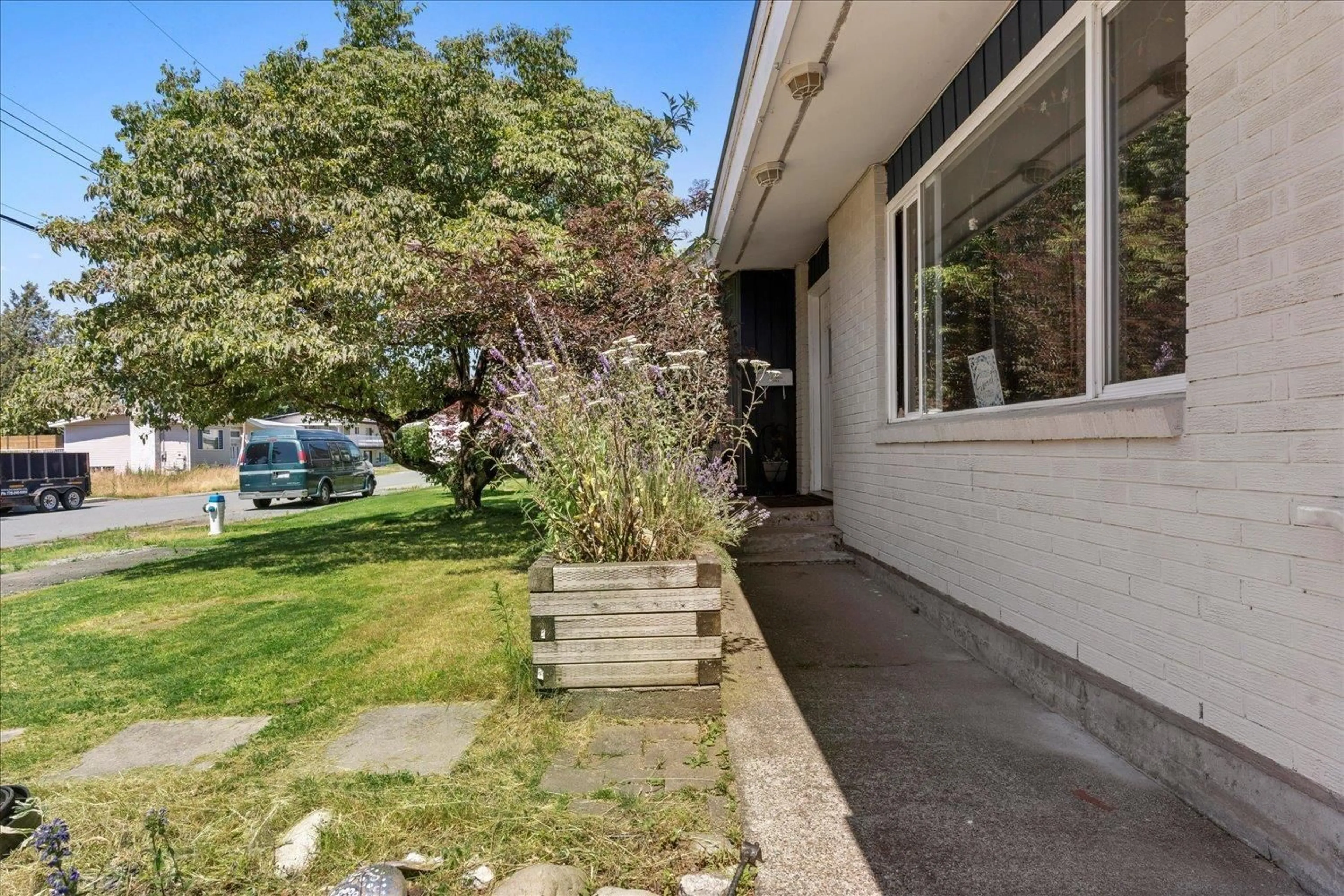 A pic from exterior of the house or condo, the street view for 2086 SHERWOOD CRESCENT, Abbotsford British Columbia V2T1B8