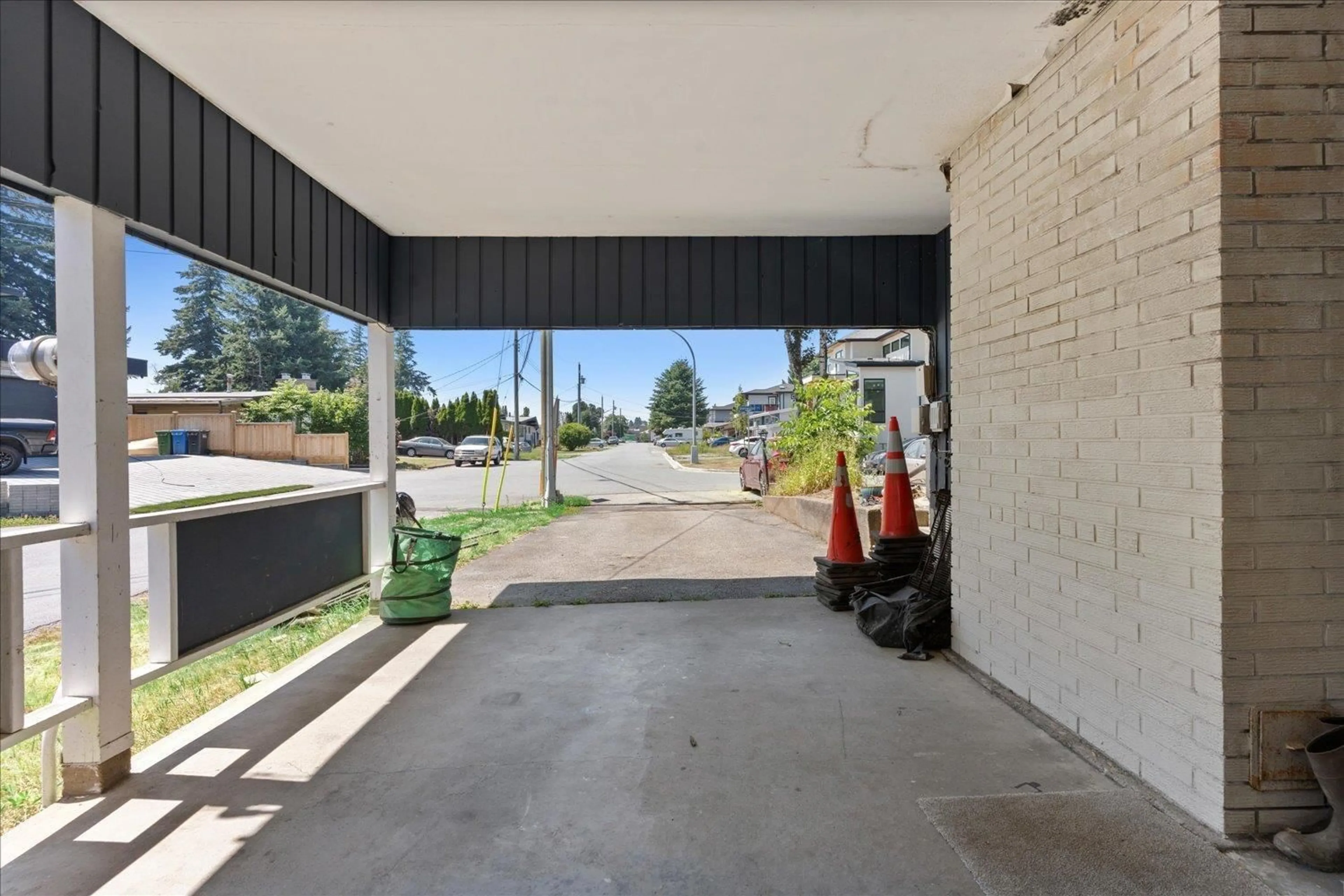 Indoor garage, cement floor for 2086 SHERWOOD CRESCENT, Abbotsford British Columbia V2T1B8