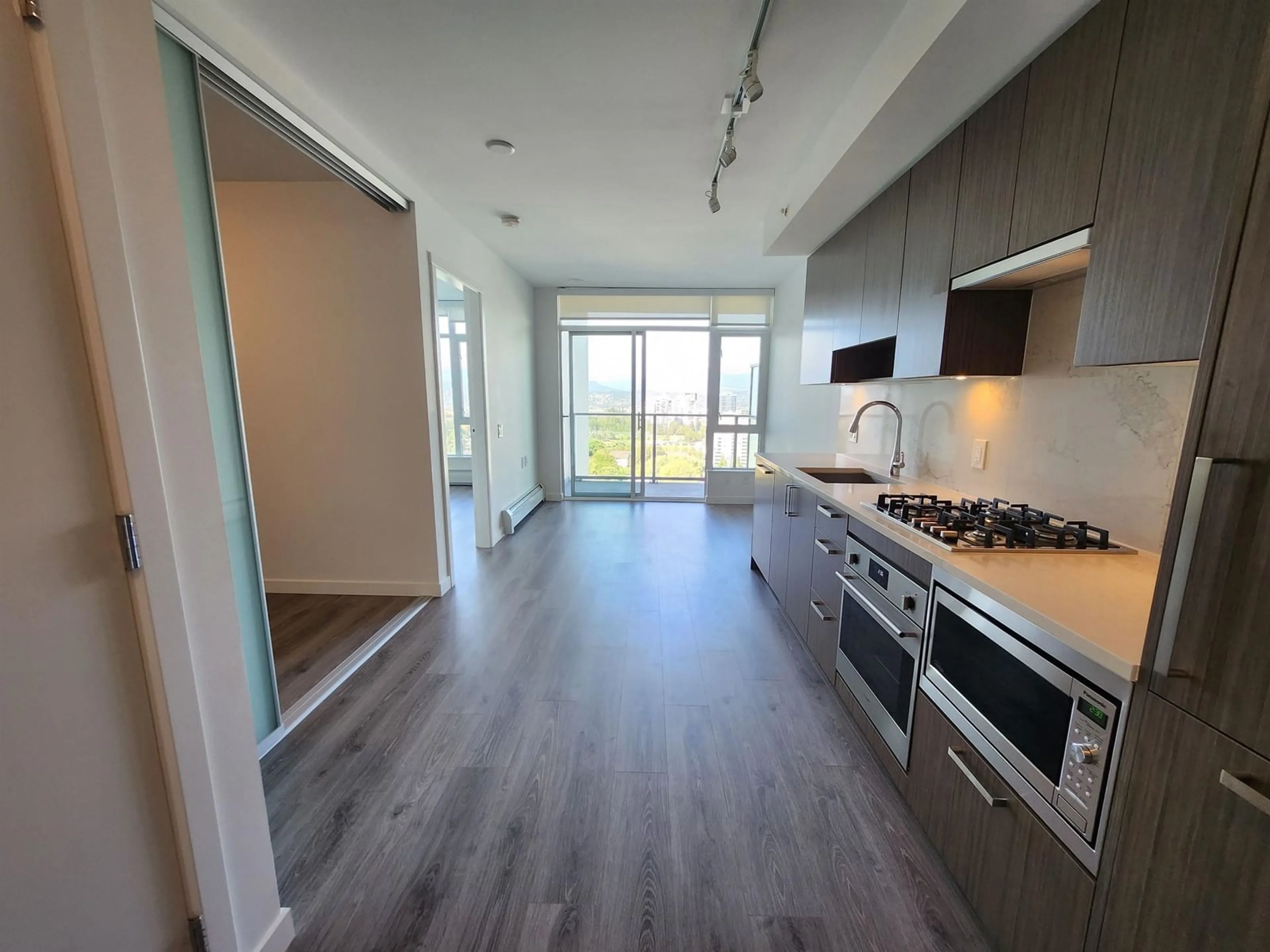 Open concept kitchen, wood/laminate floor for 1803 - 13350 CENTRAL, Surrey British Columbia V3T0S1
