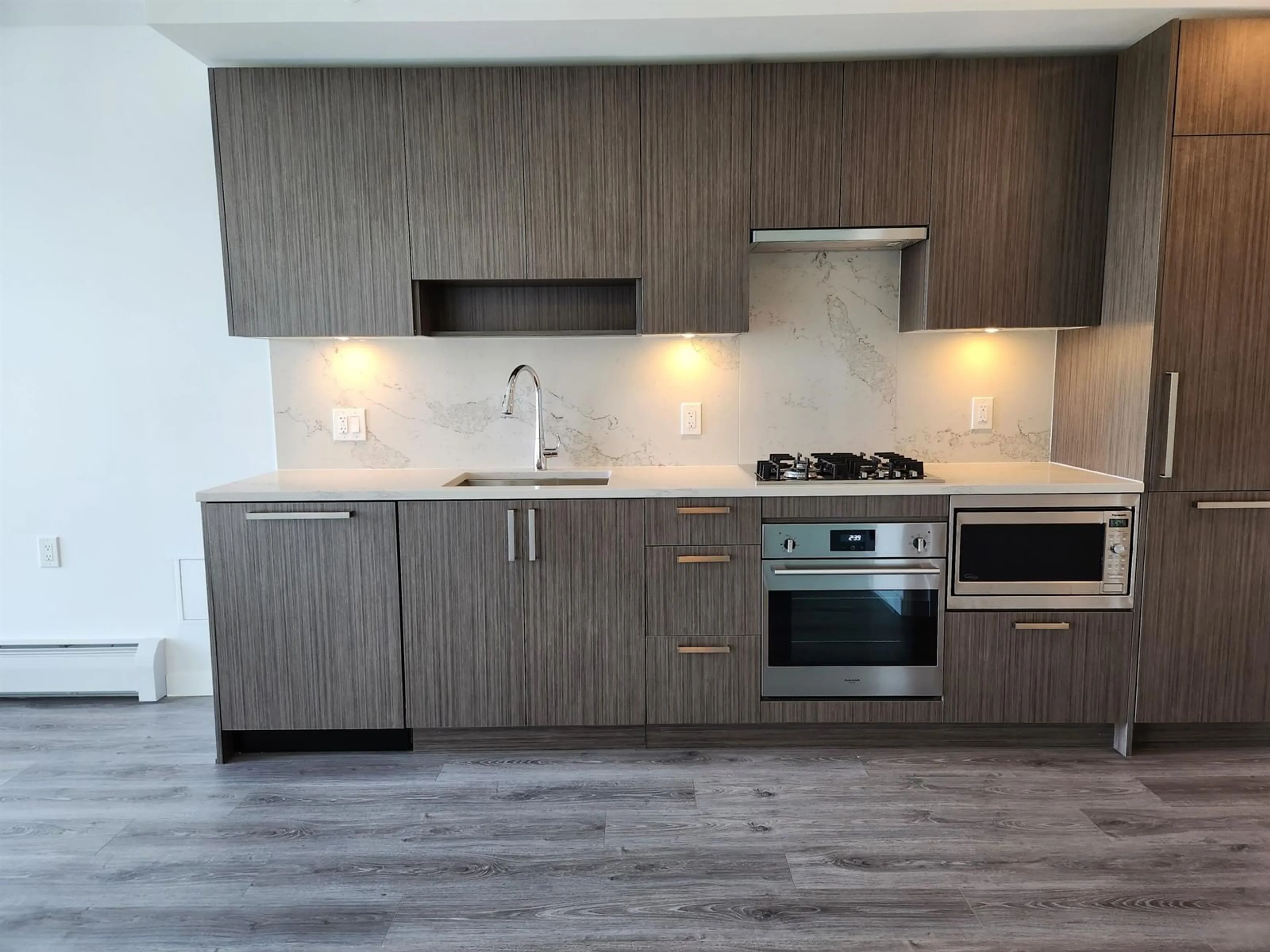 Standard kitchen, wood/laminate floor for 1803 - 13350 CENTRAL, Surrey British Columbia V3T0S1