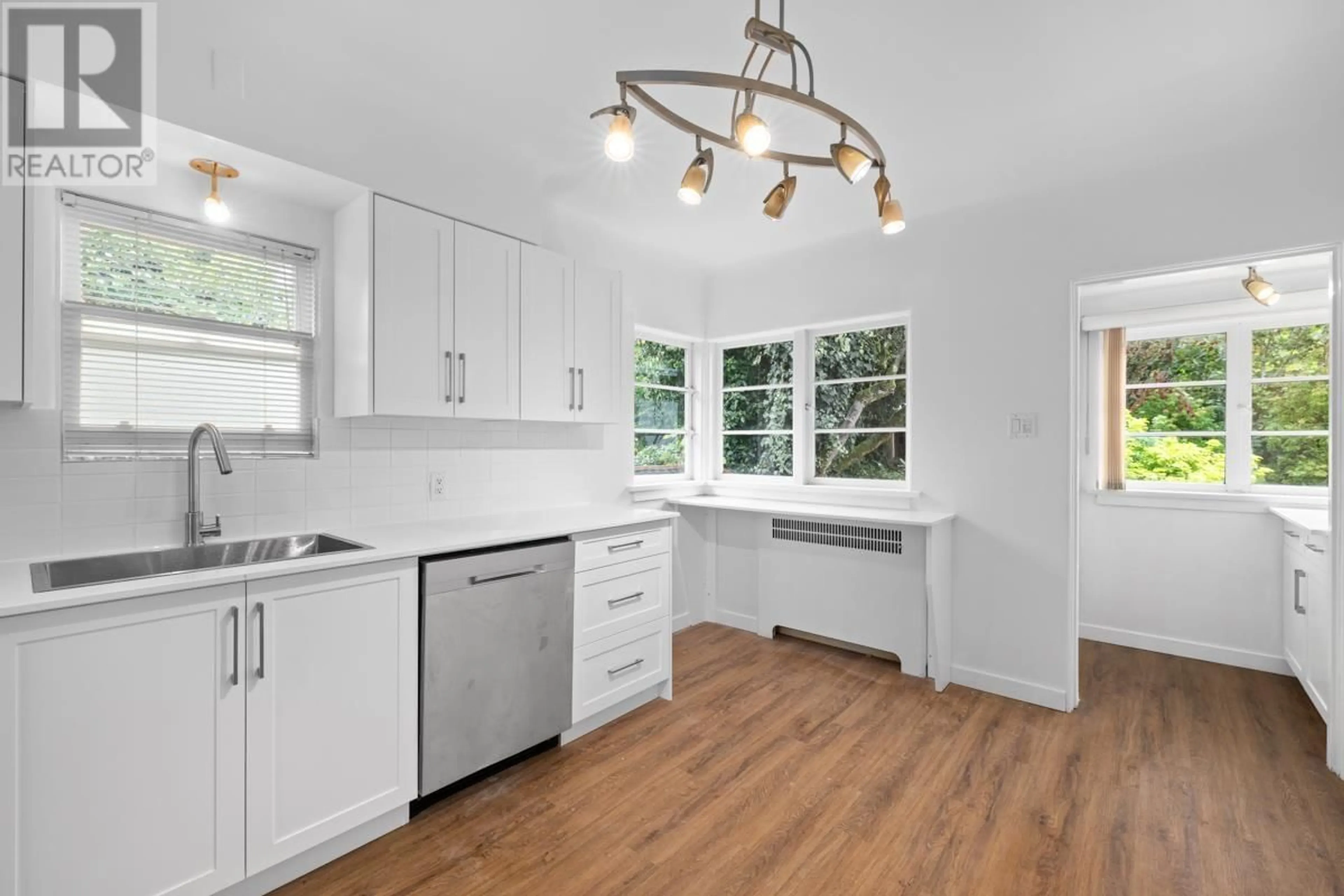 Standard kitchen, wood floors, cottage for 1561 JEFFERSON AVENUE, West Vancouver British Columbia V7V2A2