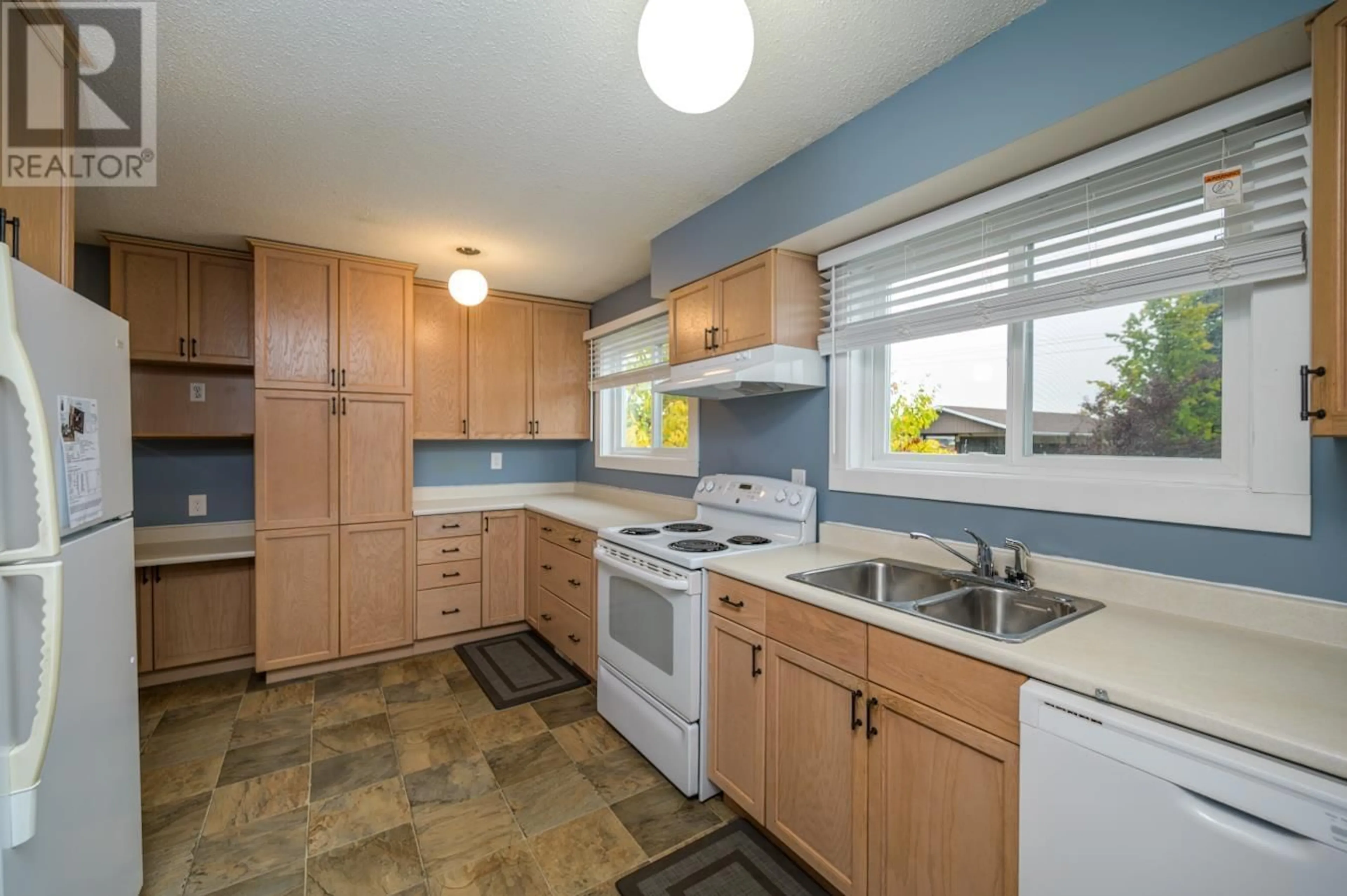 Standard kitchen, wood floors, cottage for 3191 2ND AVENUE, Prince George British Columbia V2M1G1