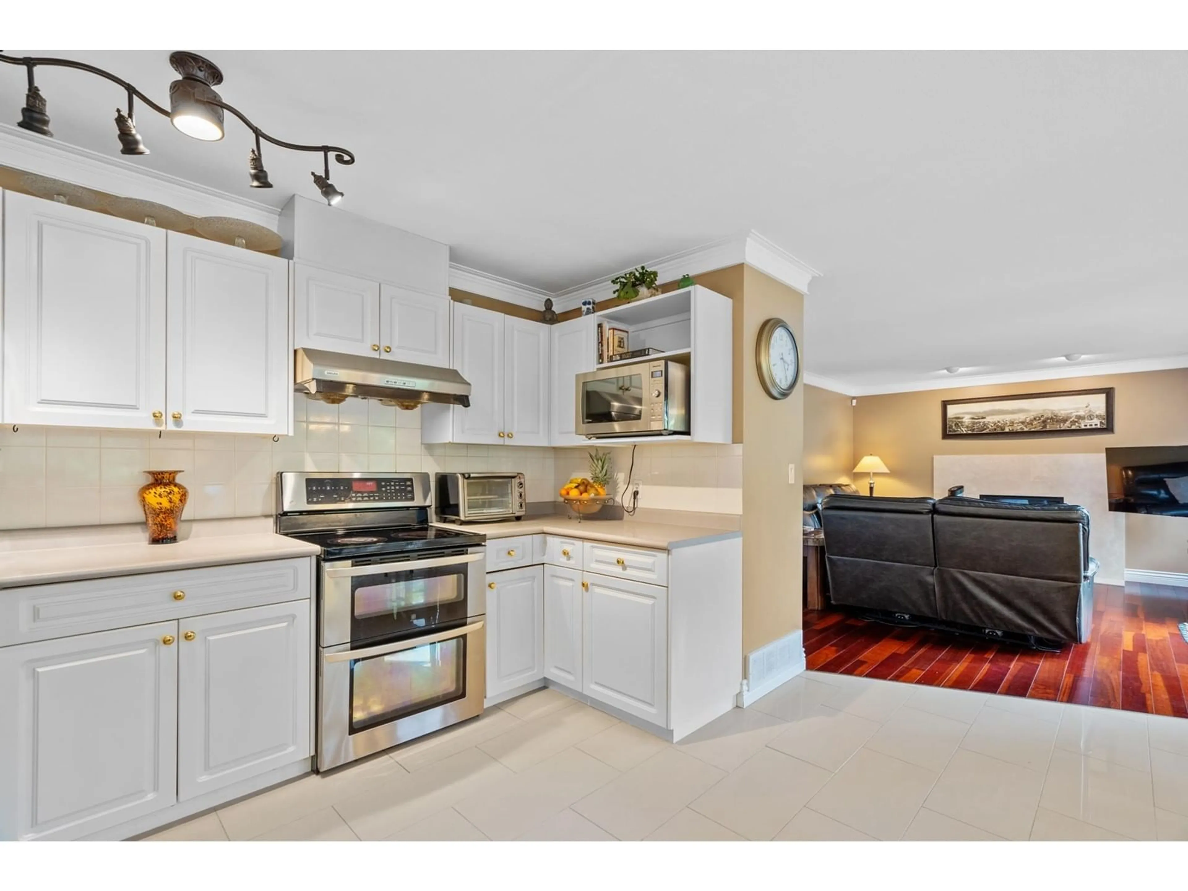 Open concept kitchen for 8288 153B STREET, Surrey British Columbia V3S8K6