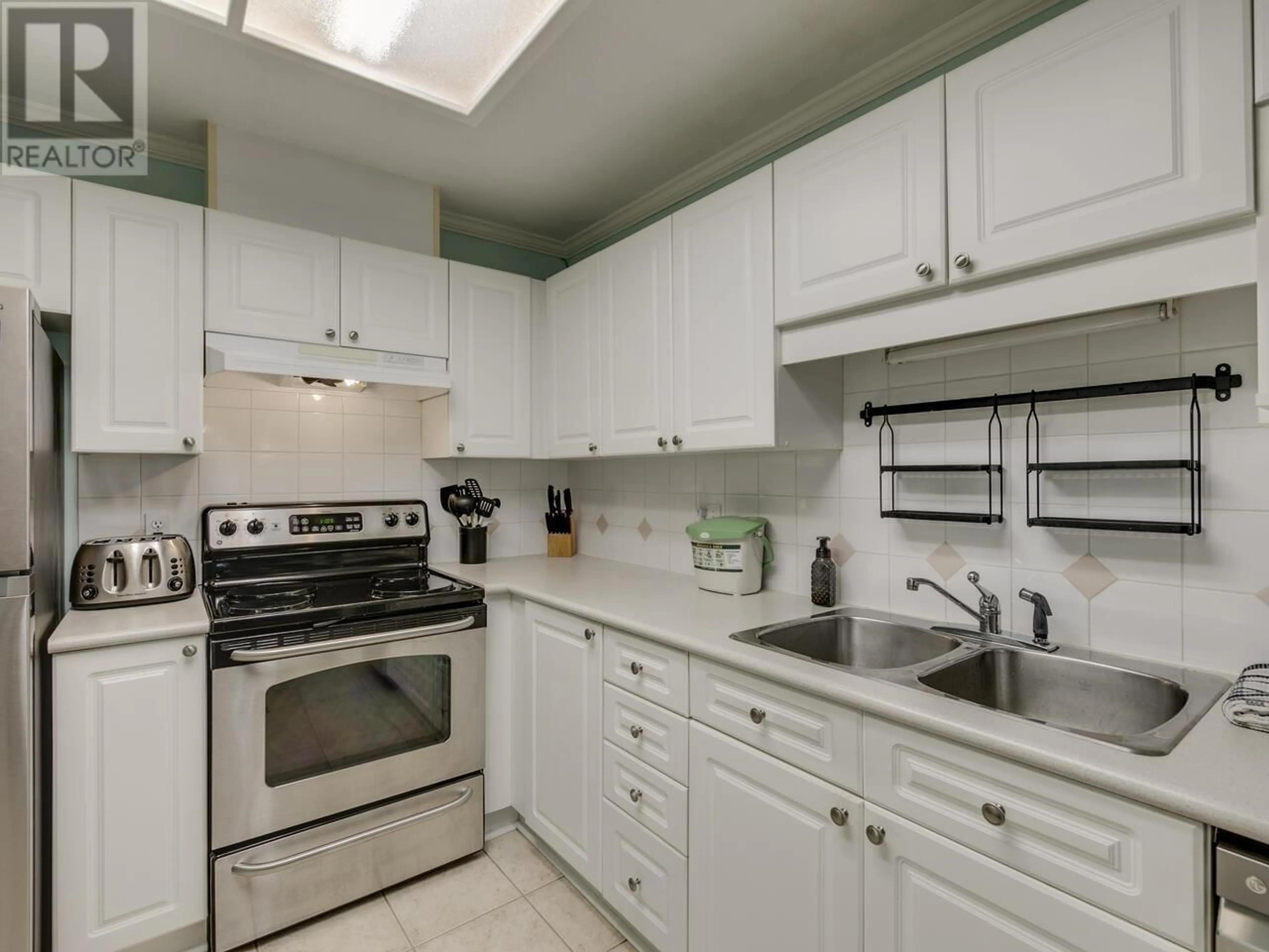 Standard kitchen, cottage for 105 19131 FORD ROAD, Pitt Meadows British Columbia V3Y2R5