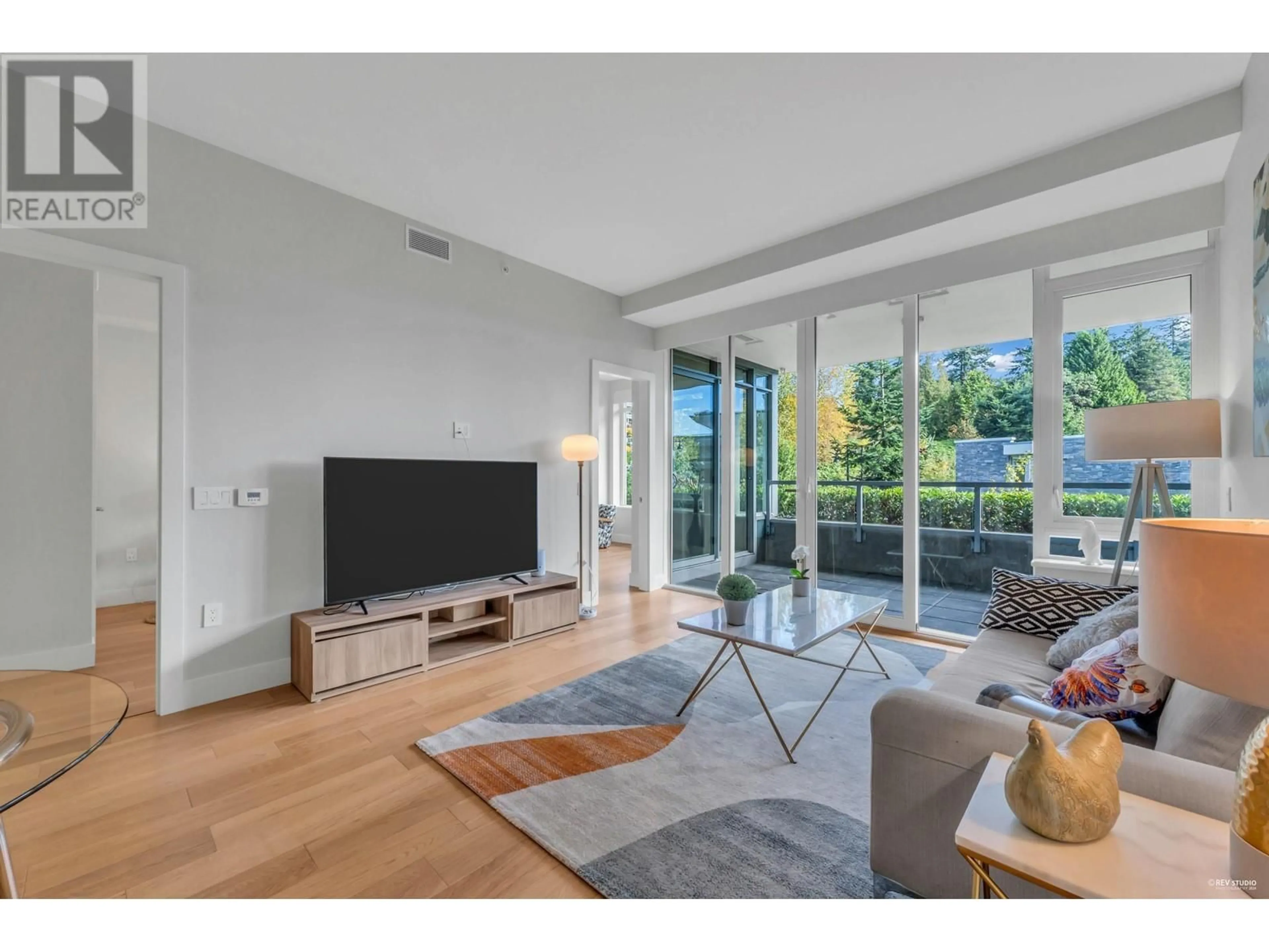 Living room, wood floors for 401 866 ARTHUR ERICKSON PLACE, West Vancouver British Columbia V7T0B2