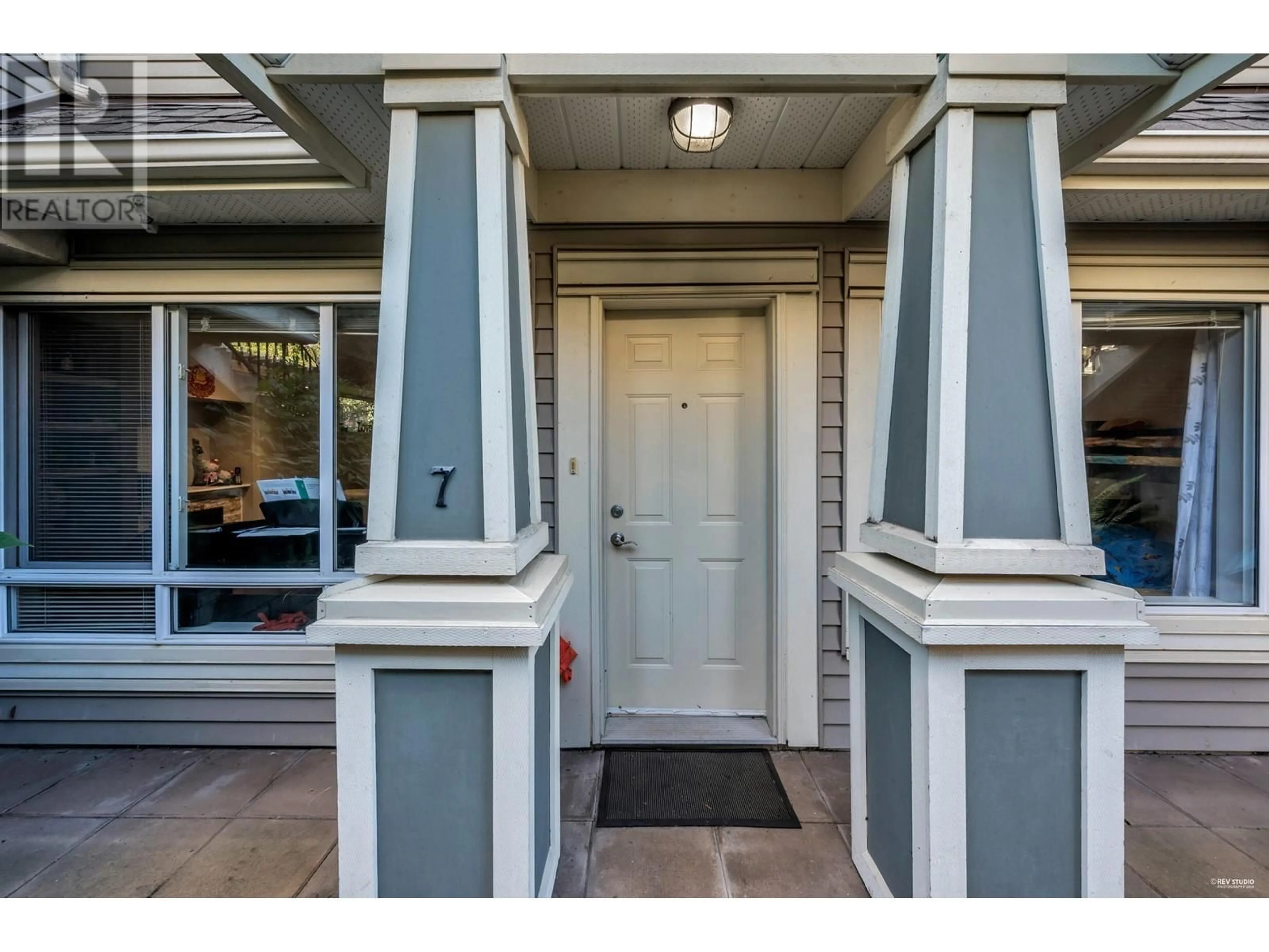 Indoor entryway, wood floors for 7 4288 SARDIS STREET, Burnaby British Columbia V5H1K4