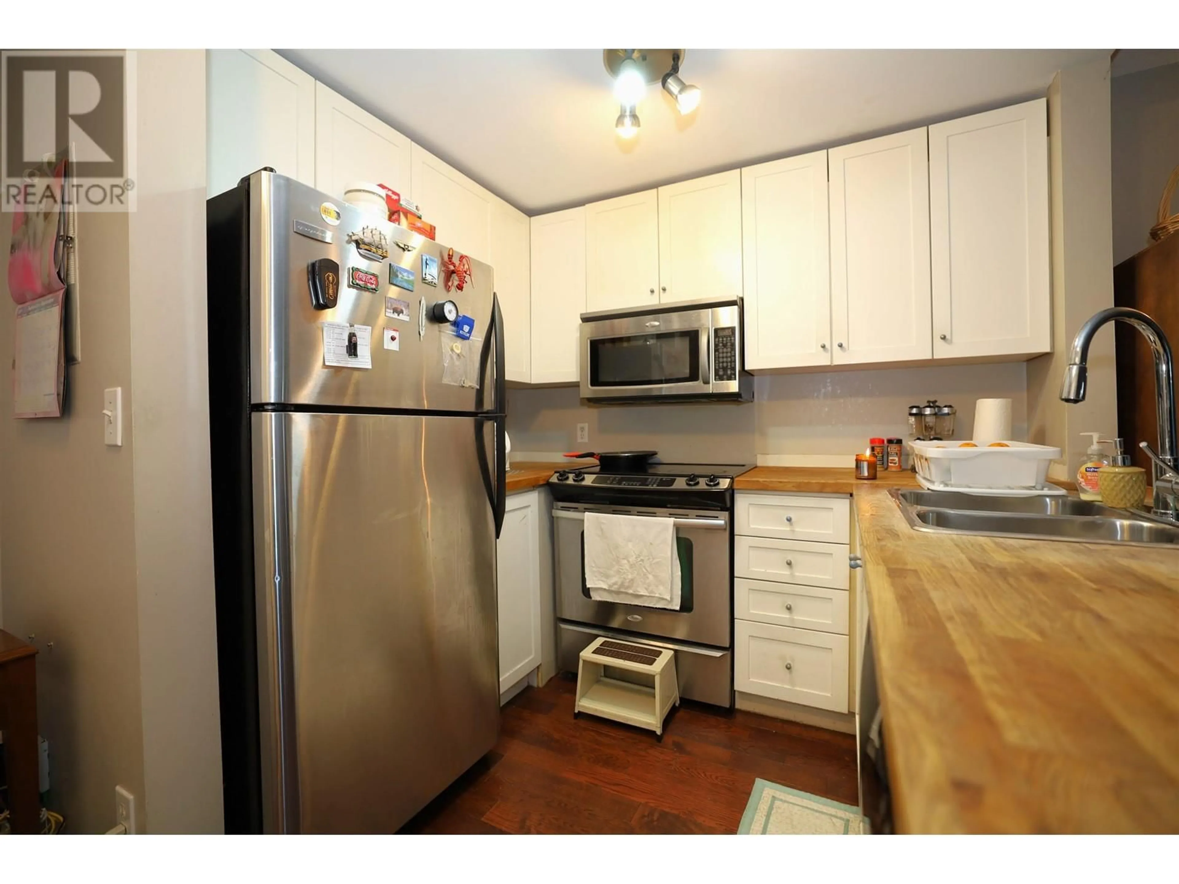 Standard kitchen, wood/laminate floor for 23 5761 WHARF AVENUE, Sechelt British Columbia V0N3A3