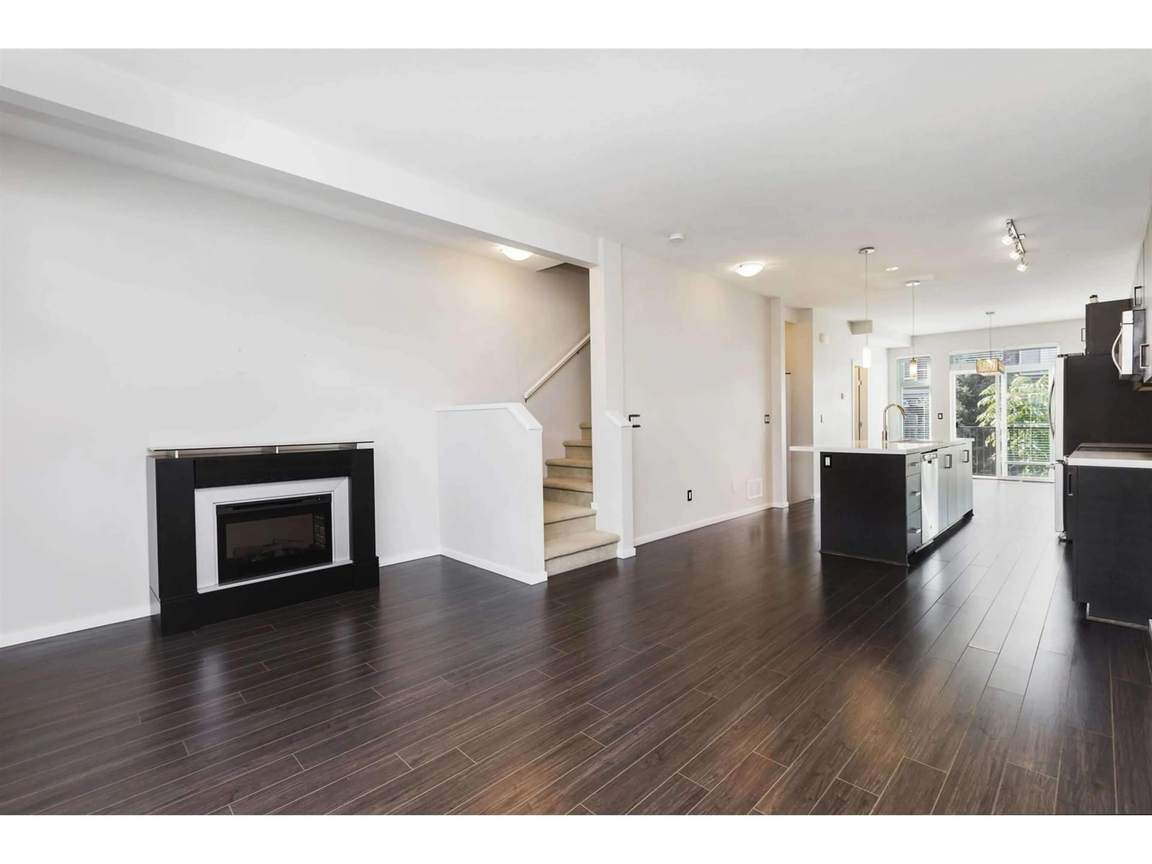 Indoor foyer, wood floors for 41 13886 62 AVENUE, Surrey British Columbia V3X0G2