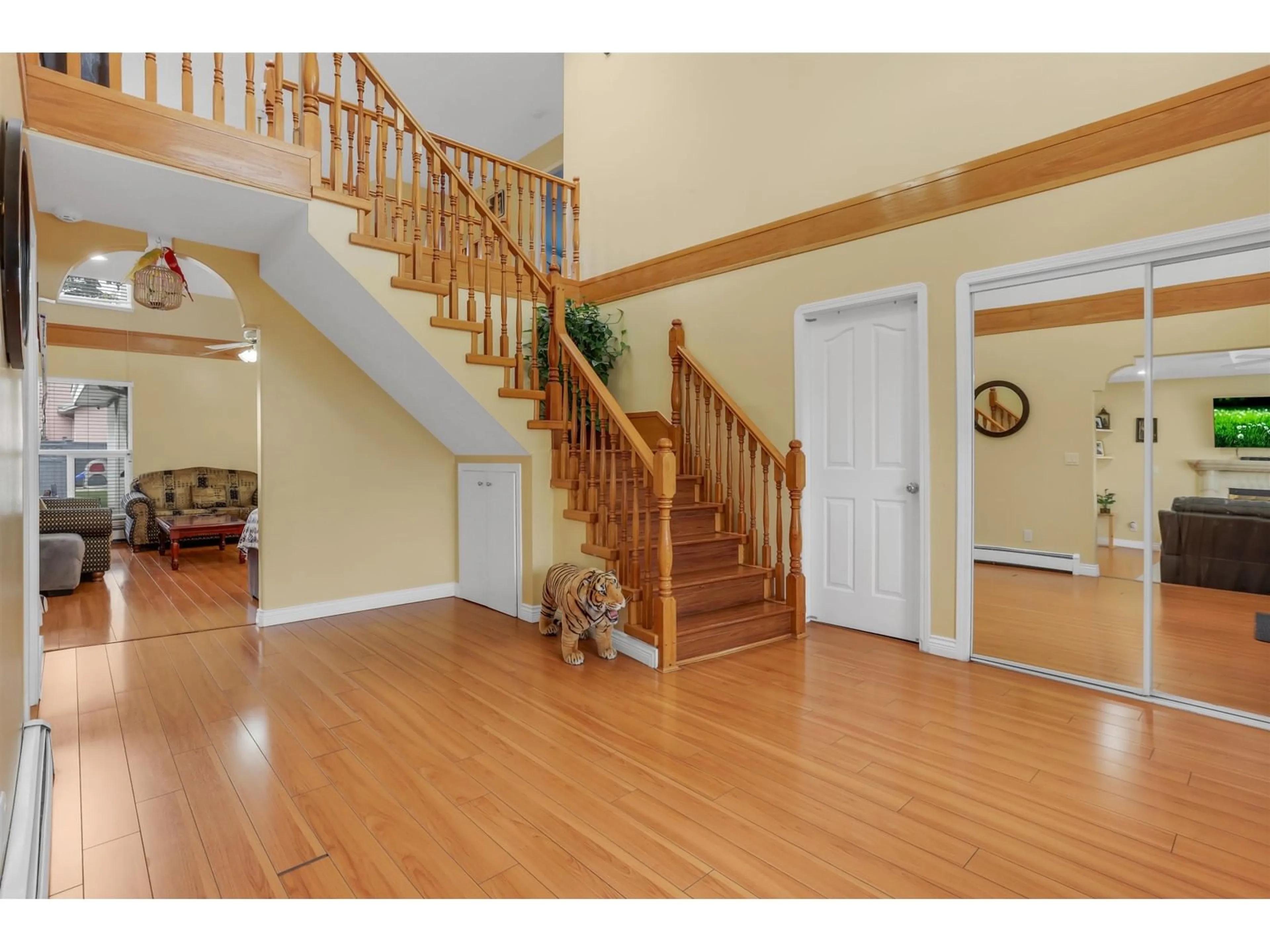 Indoor foyer, wood floors for 7749 140 STREET, Surrey British Columbia V3W5K1