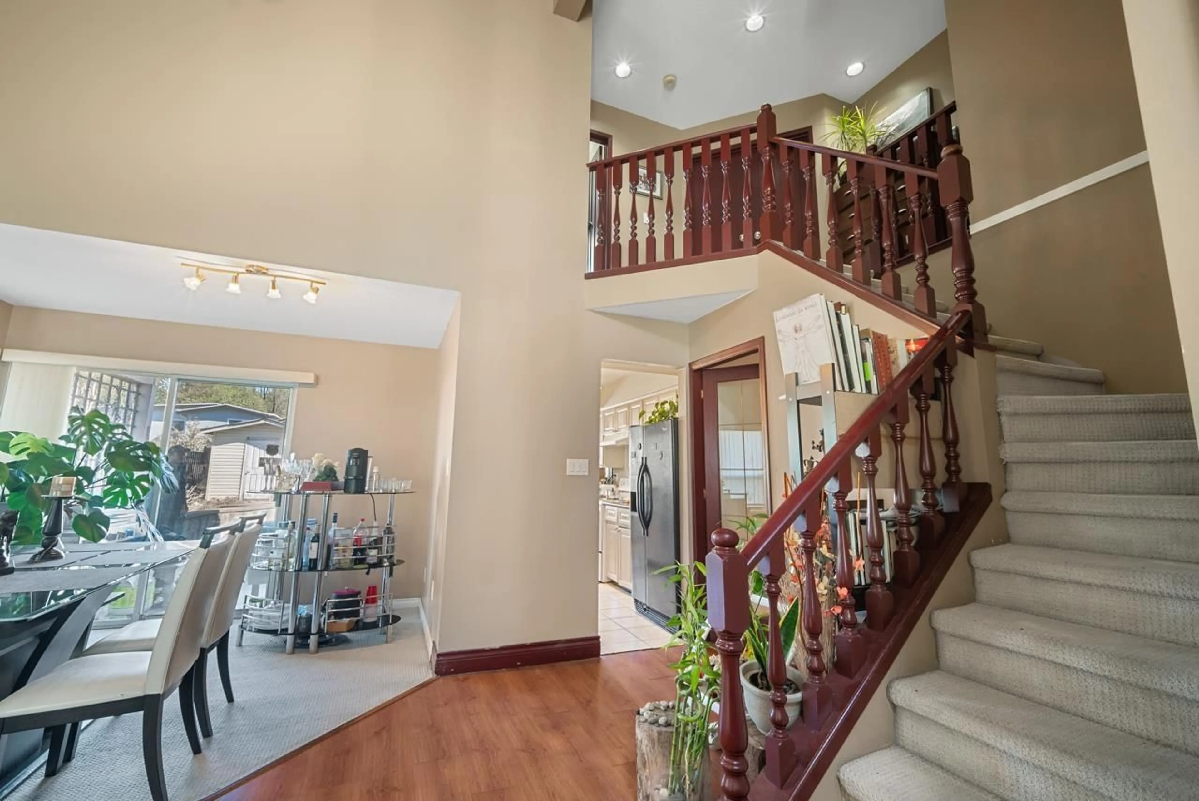 Indoor foyer, wood floors for 14725 89A AVENUE, Surrey British Columbia V3R7Z9