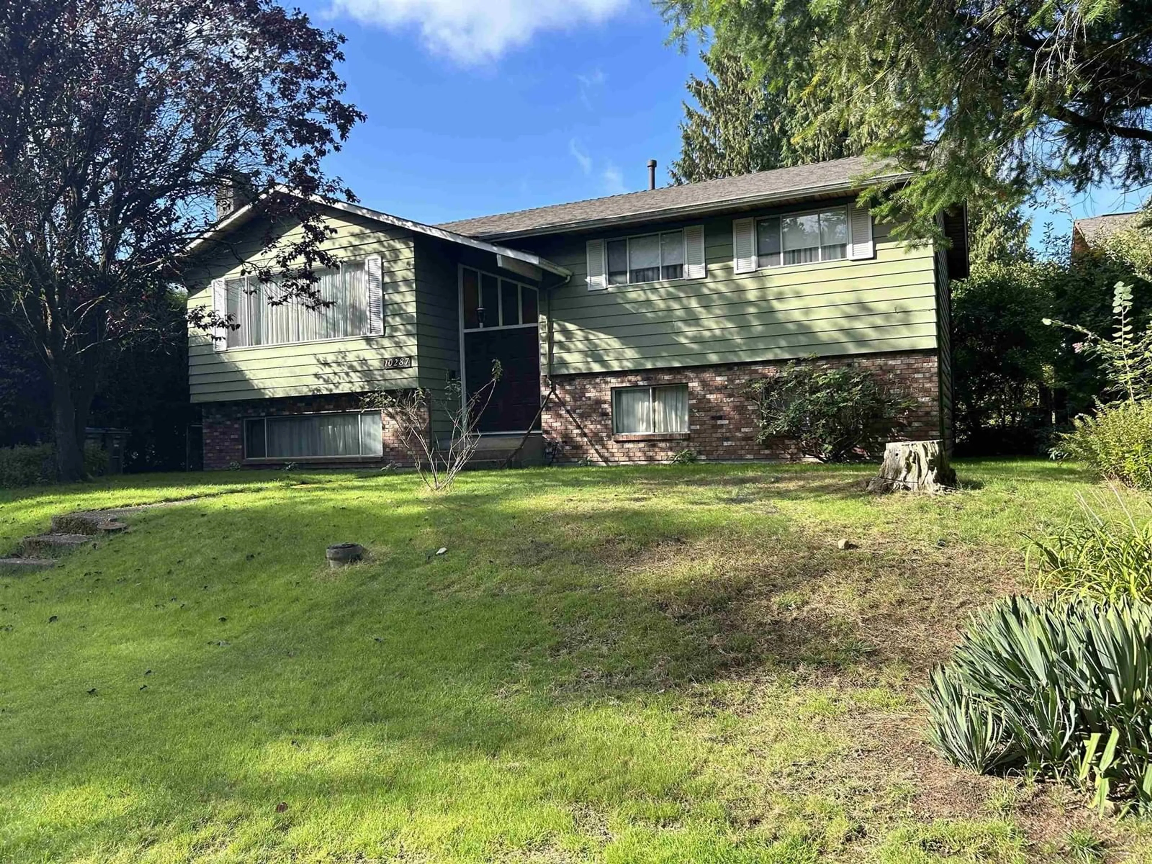 Home with vinyl exterior material, street for 10287 144A, Surrey British Columbia V3R6M8