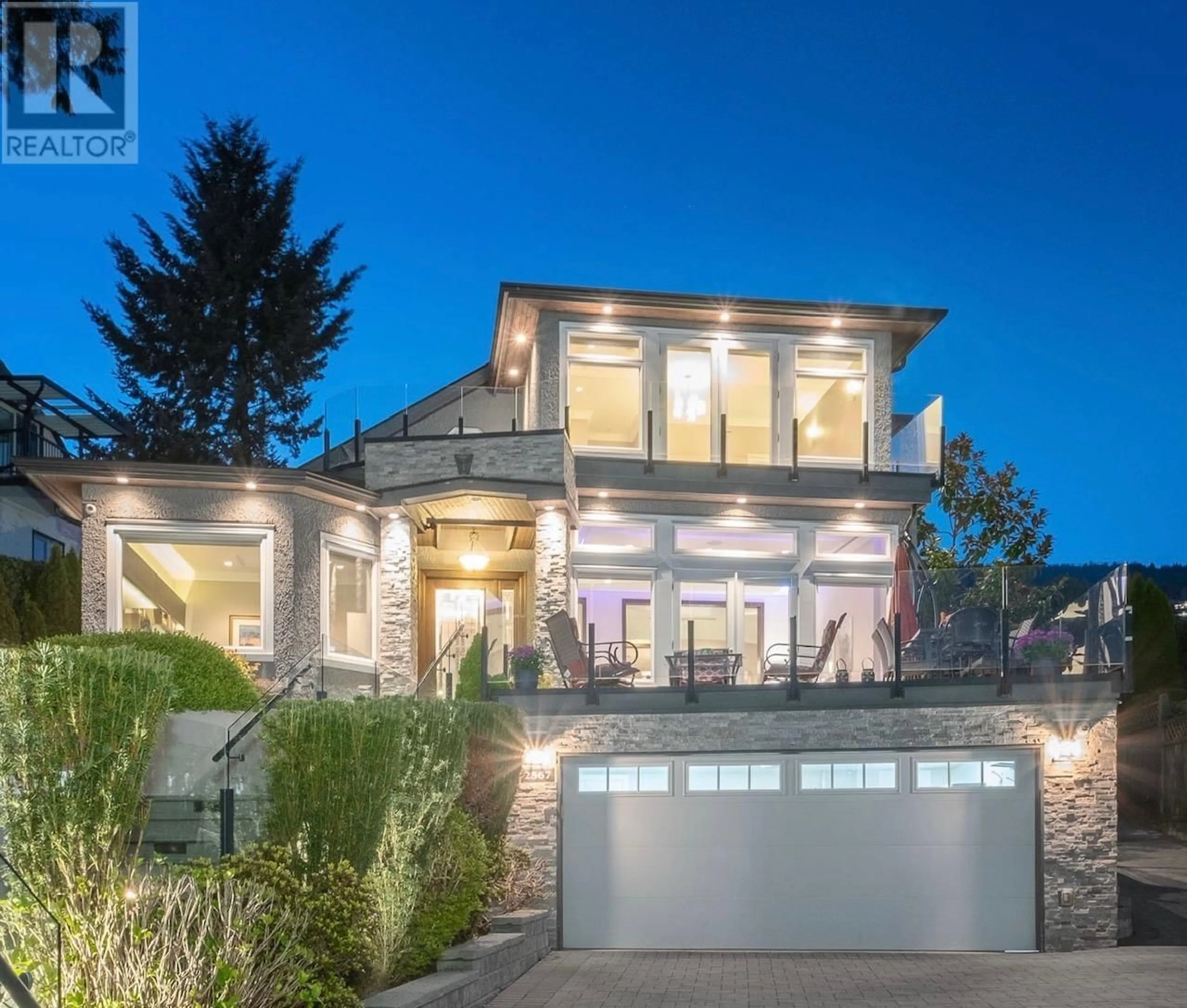 Frontside or backside of a home, the street view for 2567 LAWSON AVENUE, West Vancouver British Columbia V7V2G1