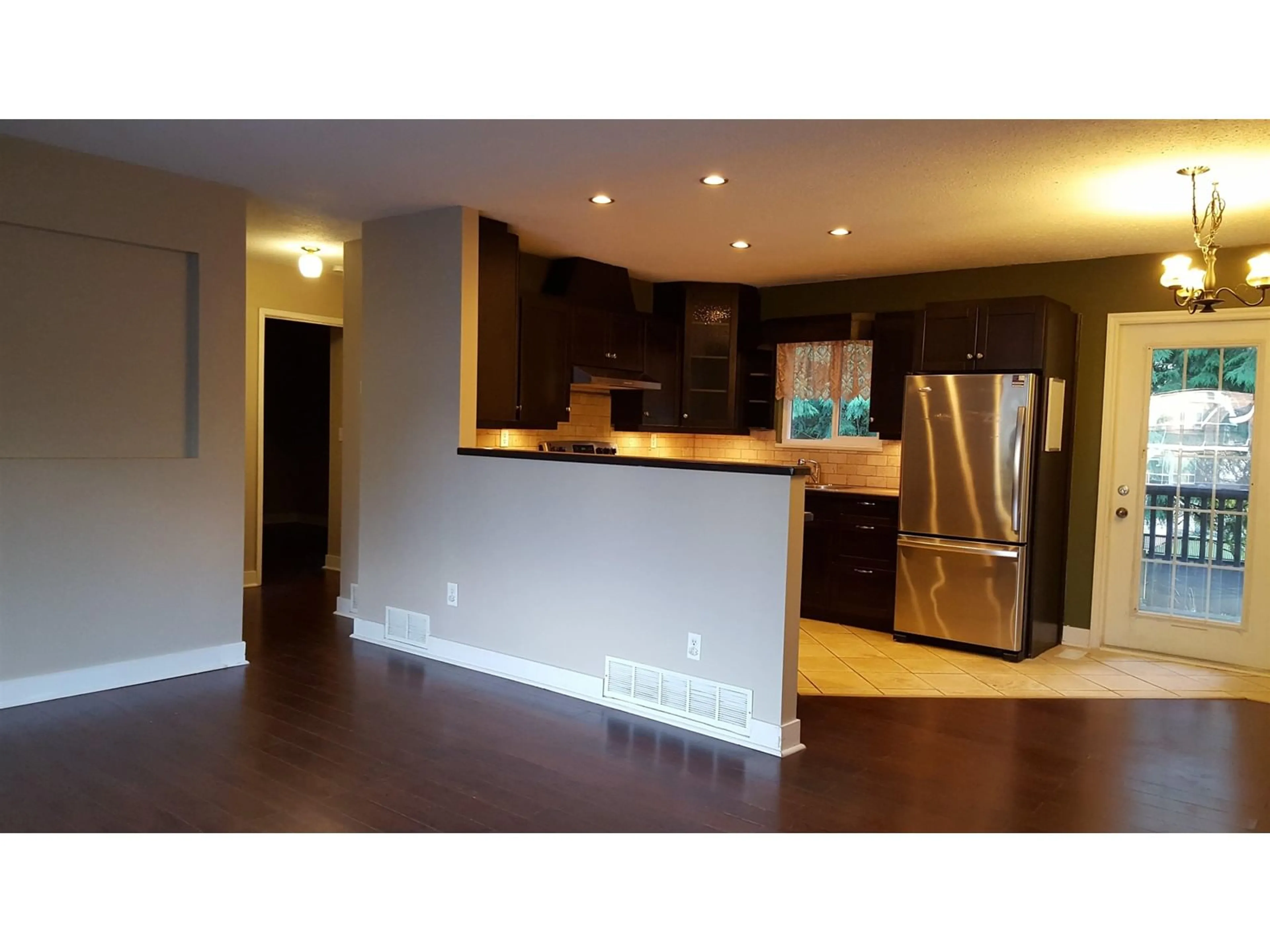Open concept kitchen, wood/laminate floor for 15118 91A, Surrey British Columbia V3R6X1