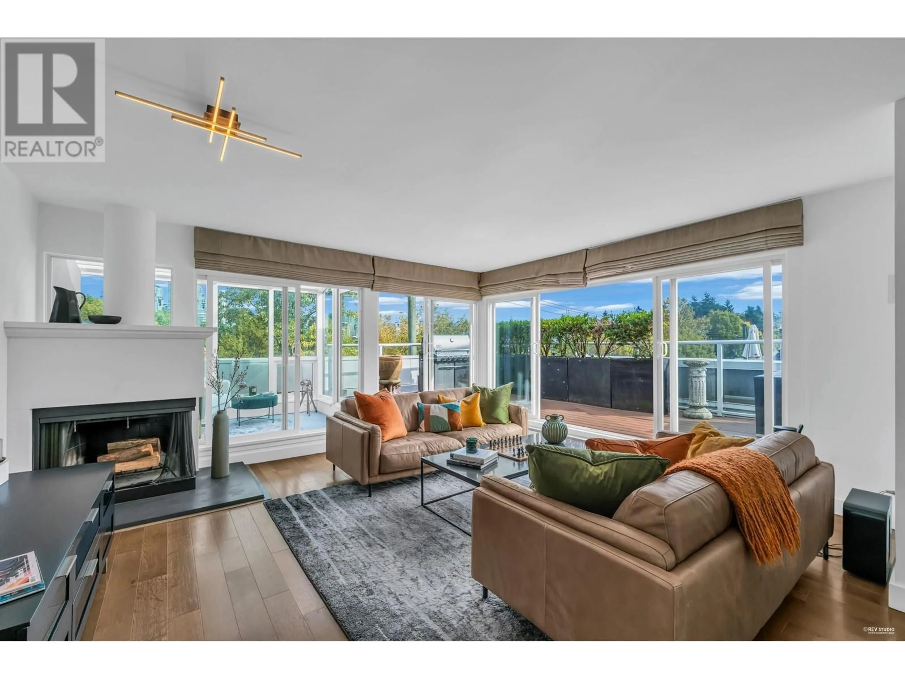 Living room, wood floors for 2243 OAK STREET, Vancouver British Columbia V6H3W6