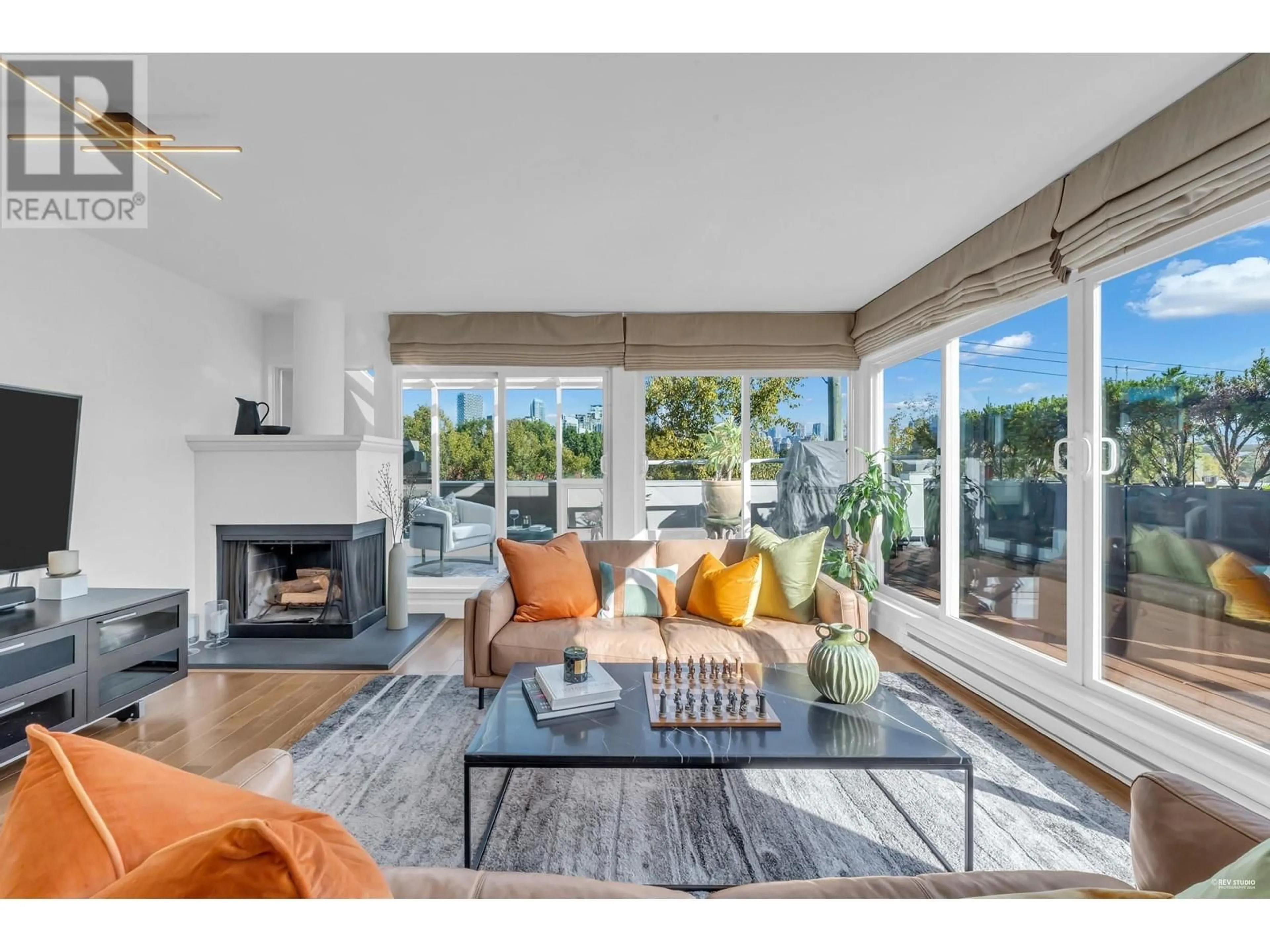 Living room, wood floors for 2243 OAK STREET, Vancouver British Columbia V6H3W6