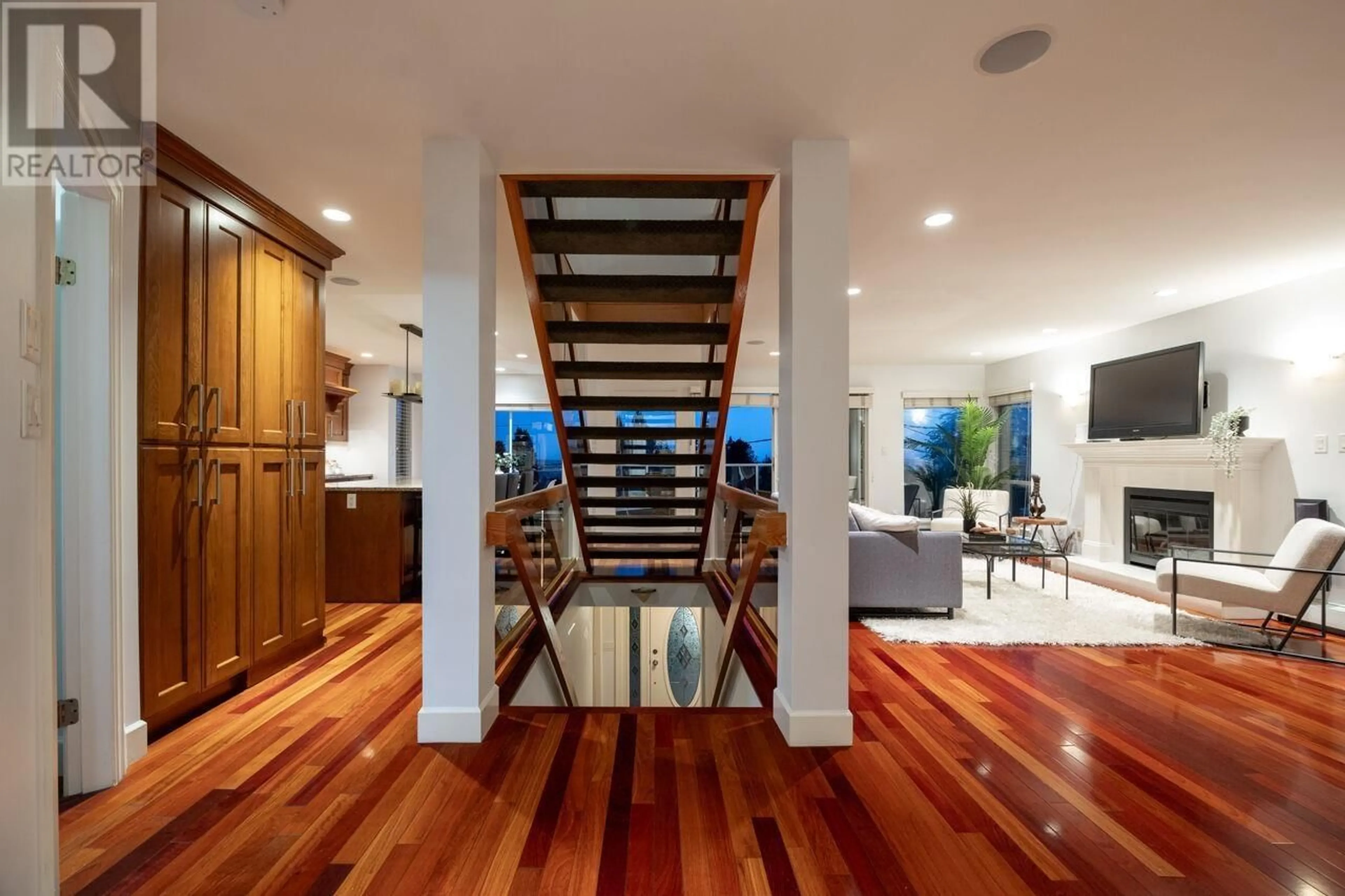 Indoor foyer, wood floors for 460 E 21ST STREET, North Vancouver British Columbia V7L4S5