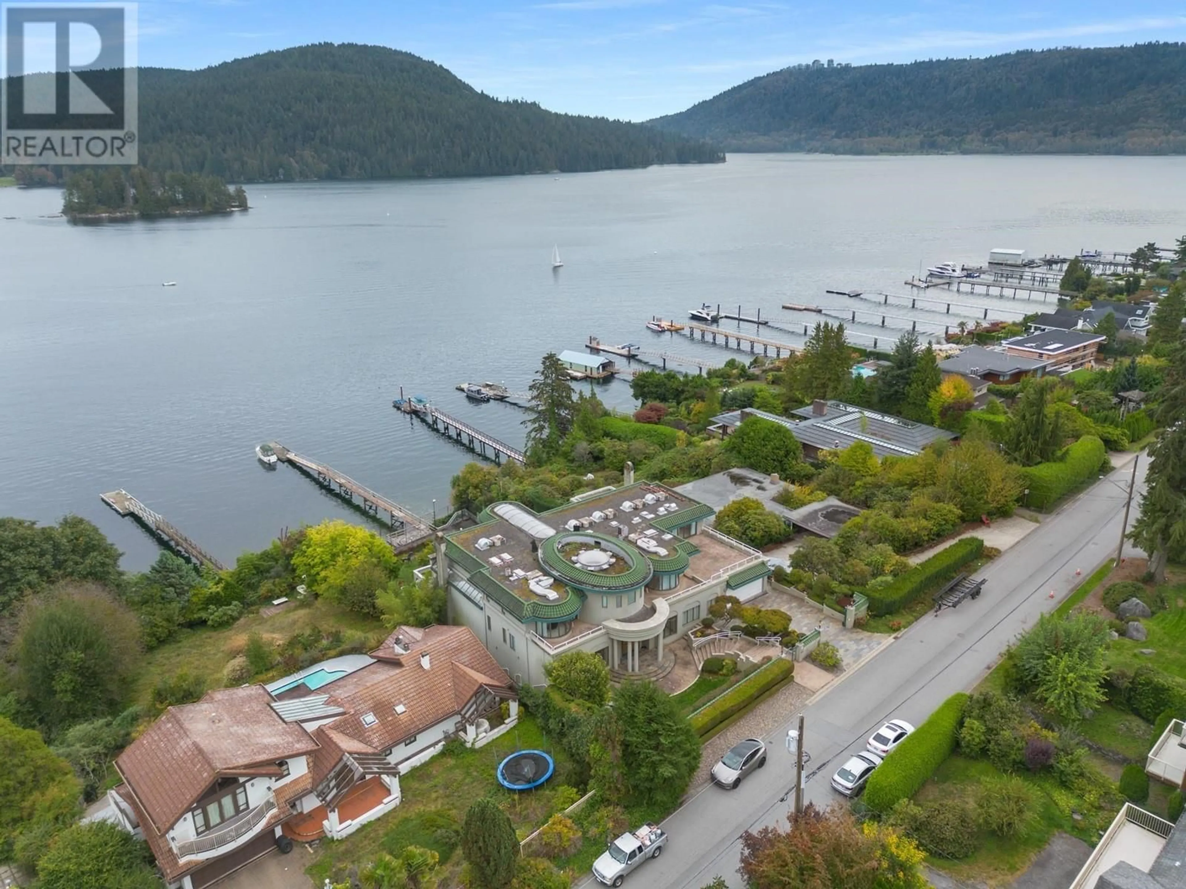 A pic from outside/outdoor area/front of a property/back of a property/a pic from drone, water/lake/river/ocean view for 828 BEACHVIEW DRIVE, North Vancouver British Columbia V7G1R1