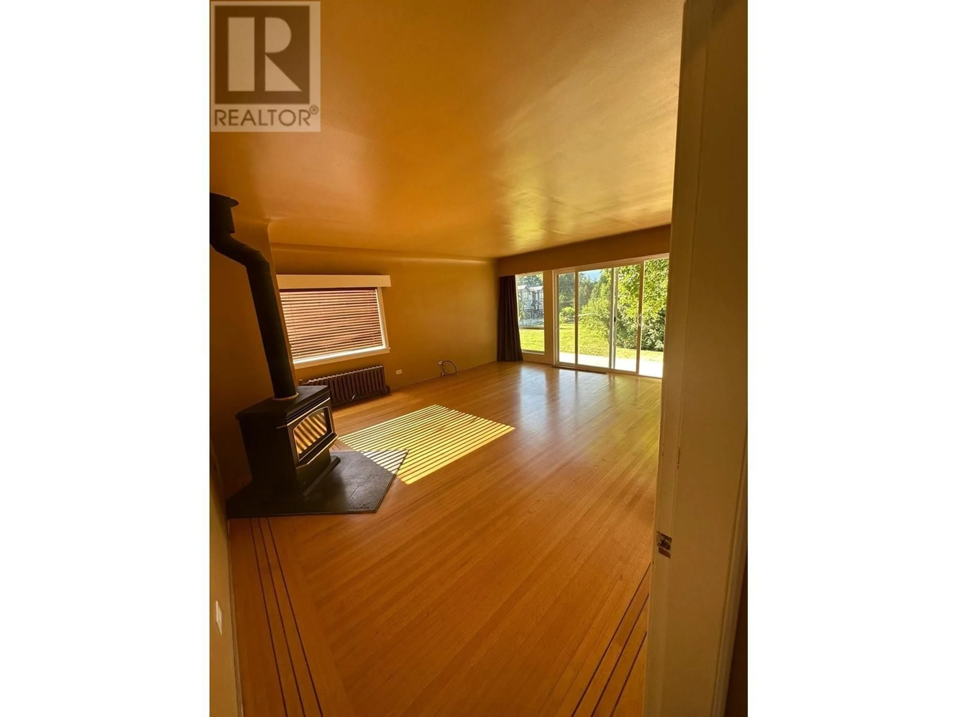 Indoor foyer, wood floors for 22238 124 AVENUE, Maple Ridge British Columbia V2X4J3