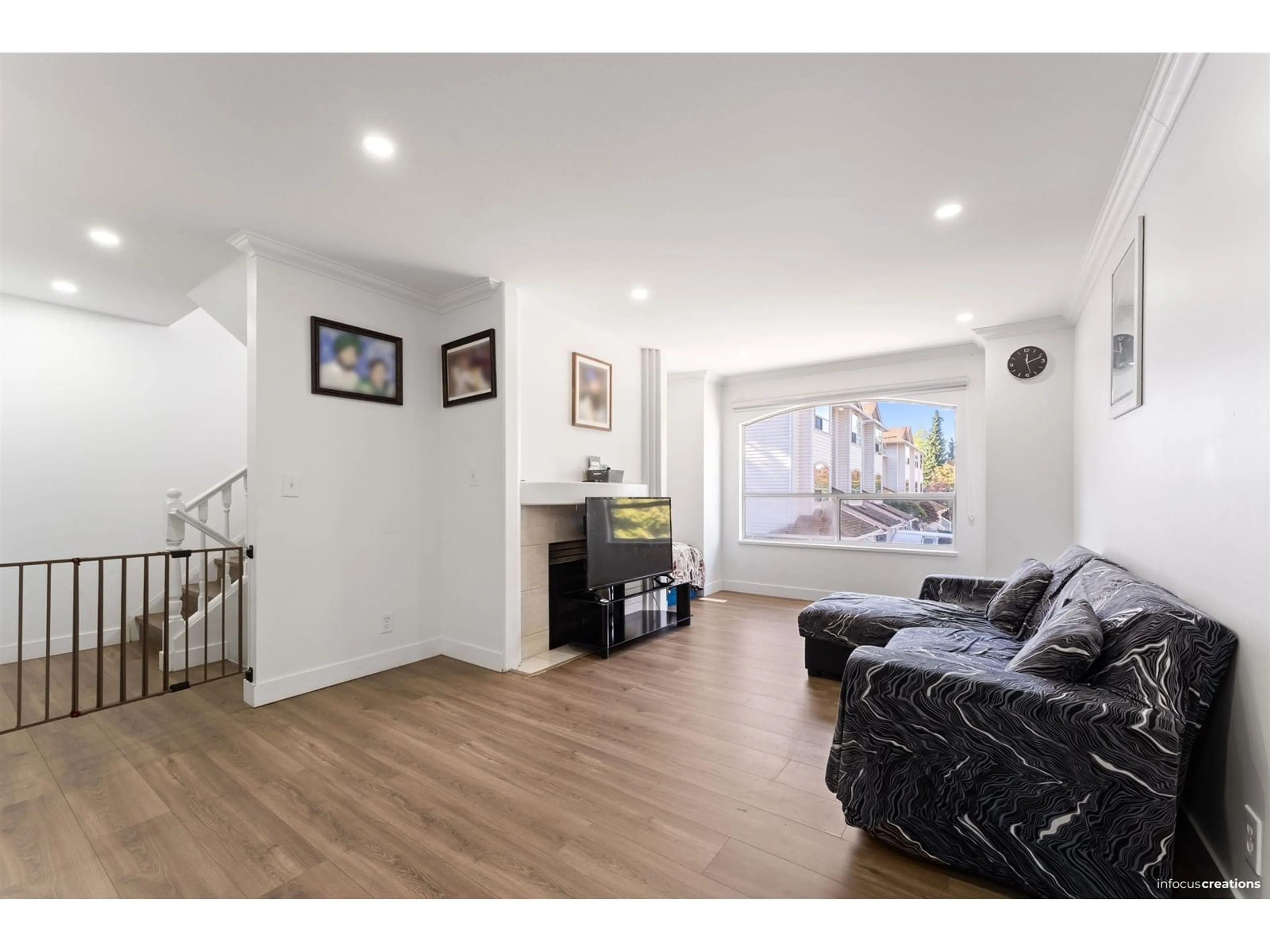 Living room, wood floors for 21 7140 132 STREET, Surrey British Columbia V3W1J5