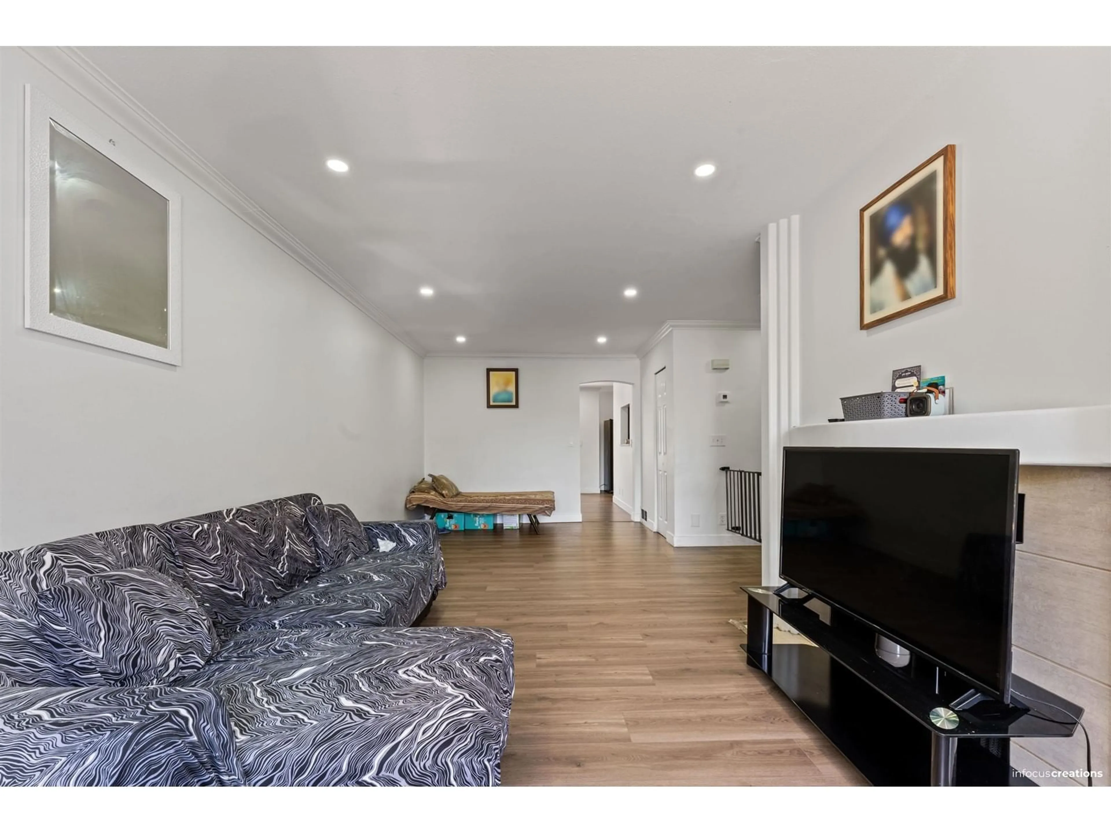 Living room, wood floors for 21 7140 132 STREET, Surrey British Columbia V3W1J5