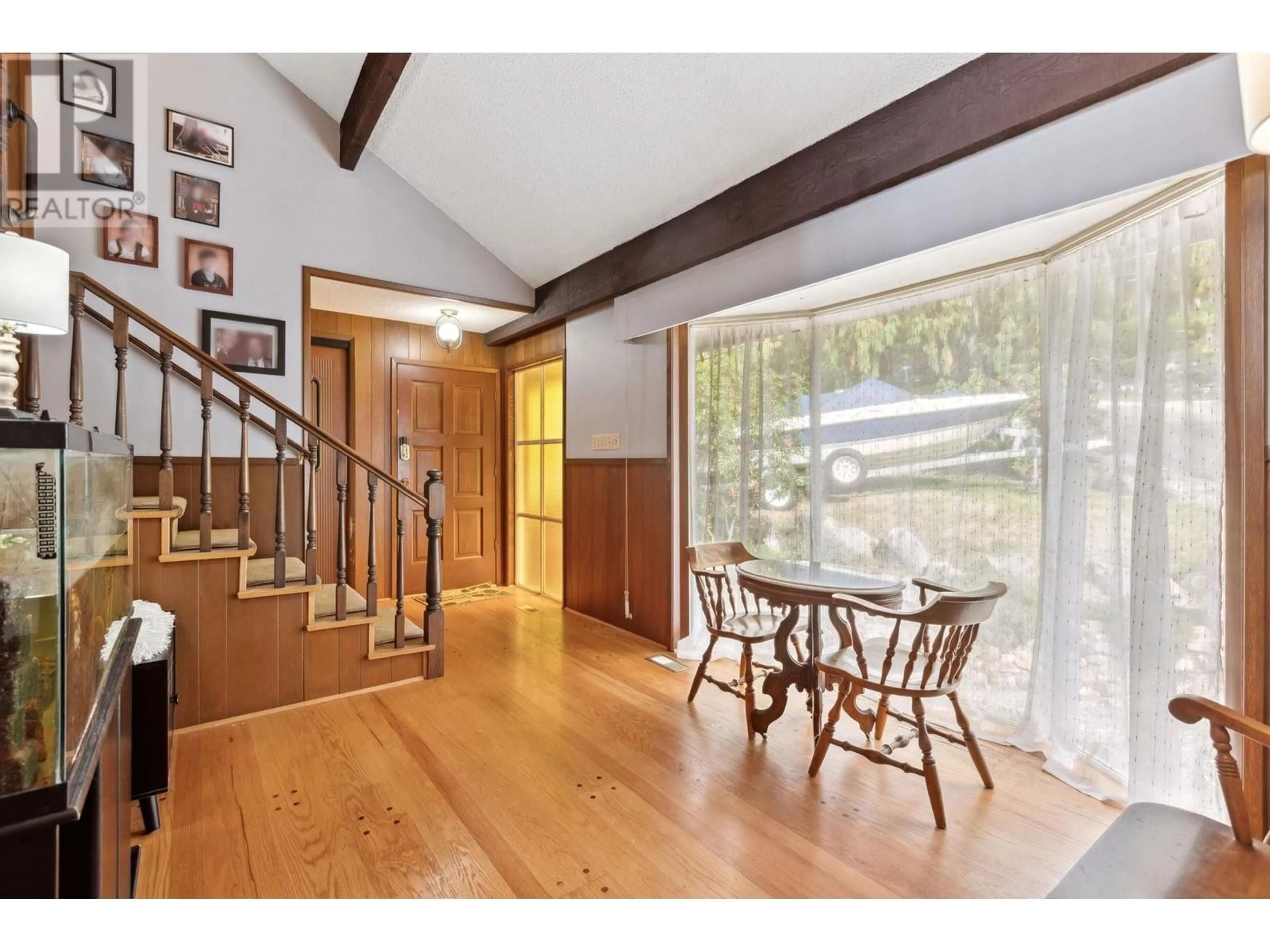 Indoor foyer, wood floors for 15 LIONS BAY AVENUE, Lions Bay British Columbia V0N2E0