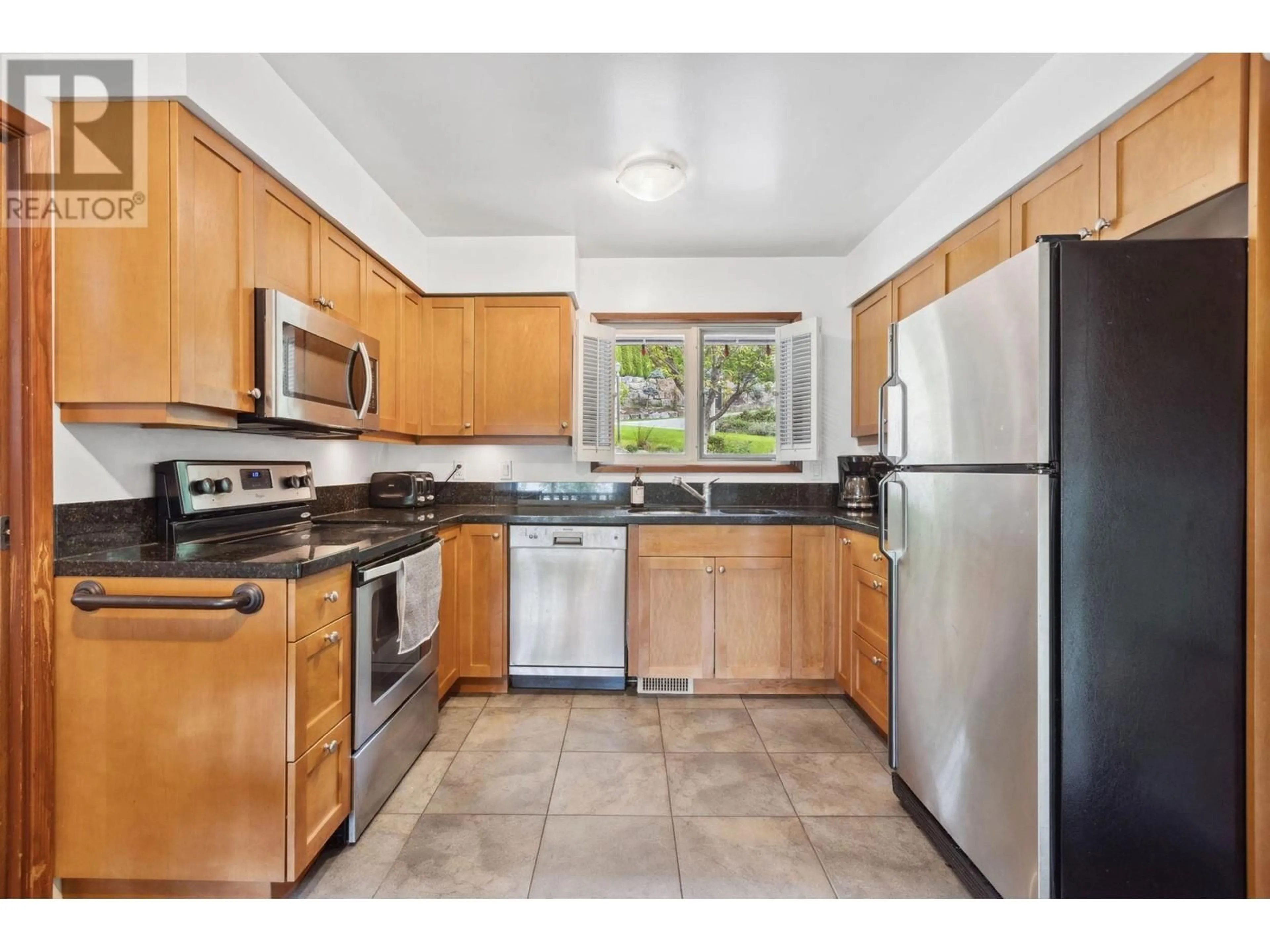 Standard kitchen, wood floors for 15 LIONS BAY AVENUE, Lions Bay British Columbia V0N2E0