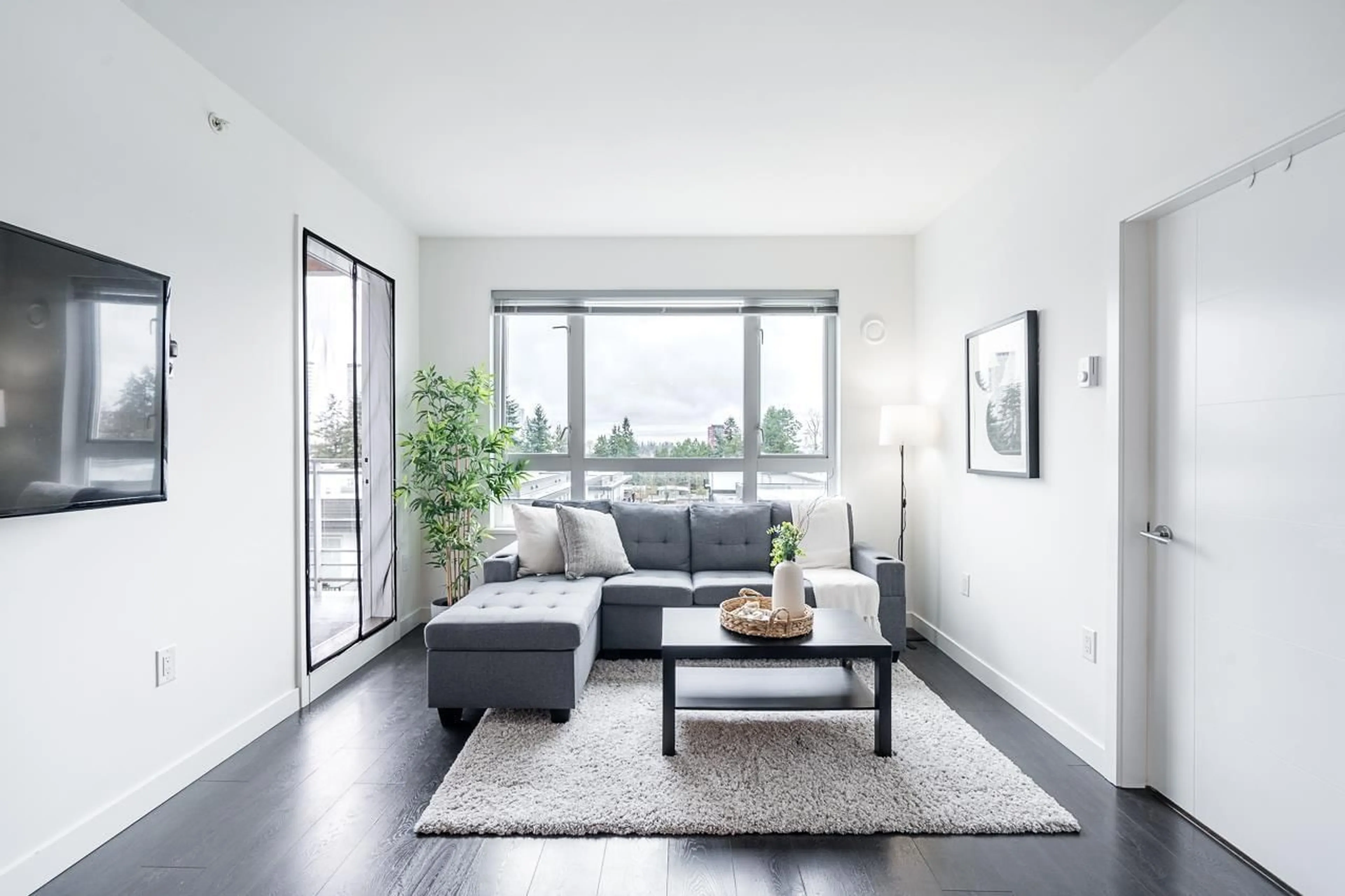 Living room, wood floors for 617 13963 105 BOULEVARD, Surrey British Columbia V3T0M9