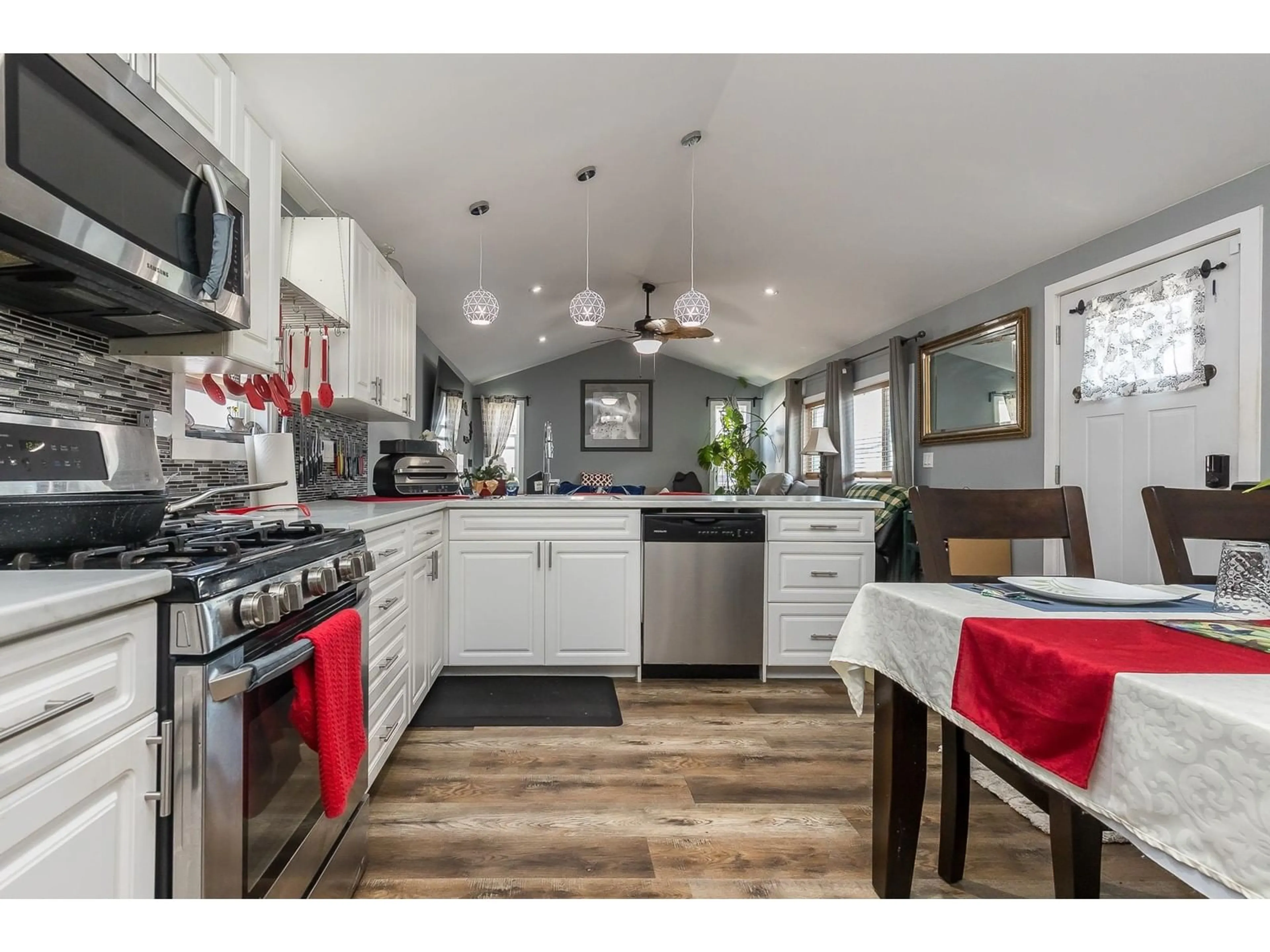 Open concept kitchen for 14 3300 HORN STREET, Abbotsford British Columbia V2S7Y7