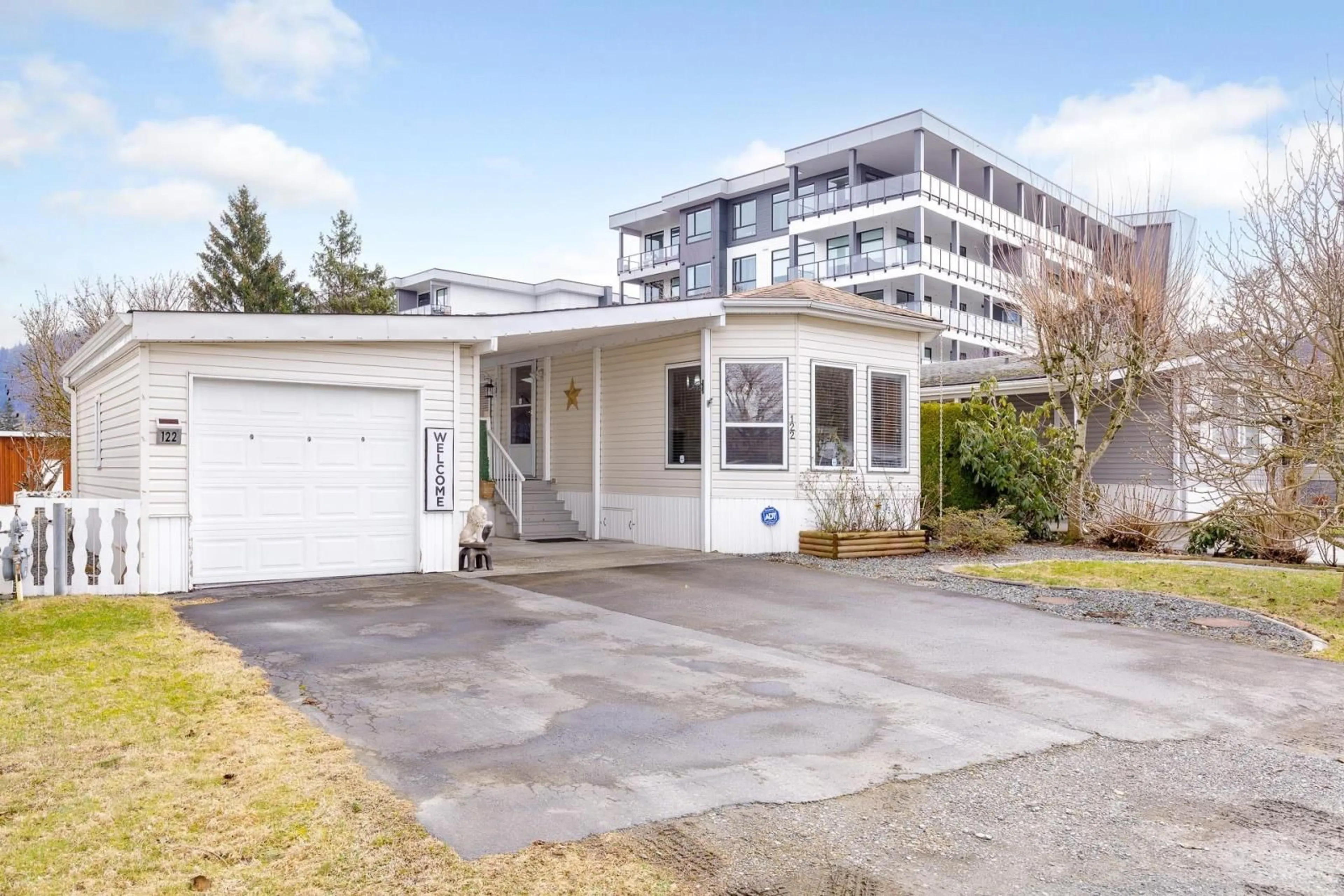 Frontside or backside of a home, the street view for 122 6035 VEDDER ROAD, Chilliwack British Columbia V2R1E5