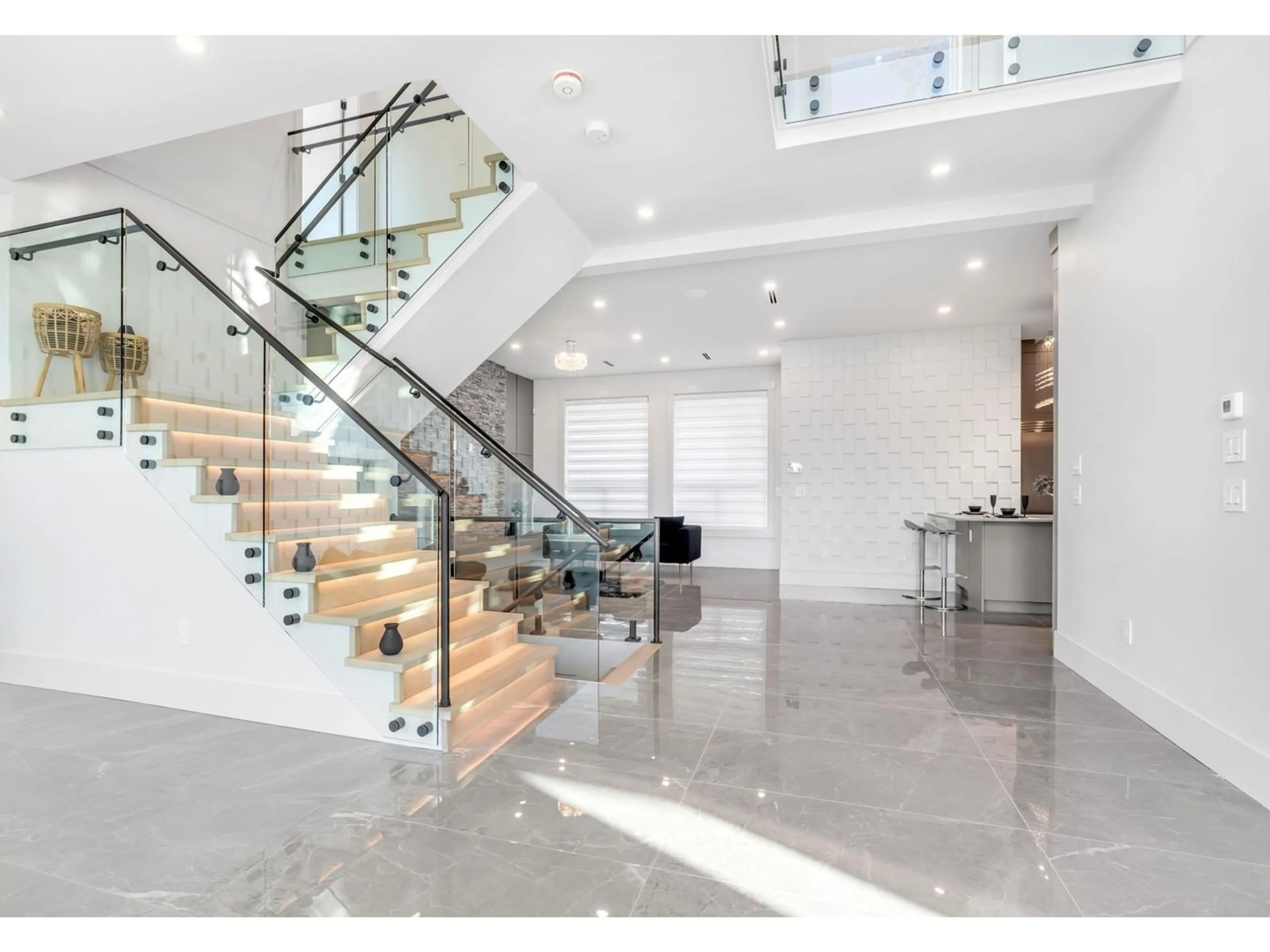 Indoor foyer, cement floor for 16059 9A AVENUE, Surrey British Columbia V4A4W5